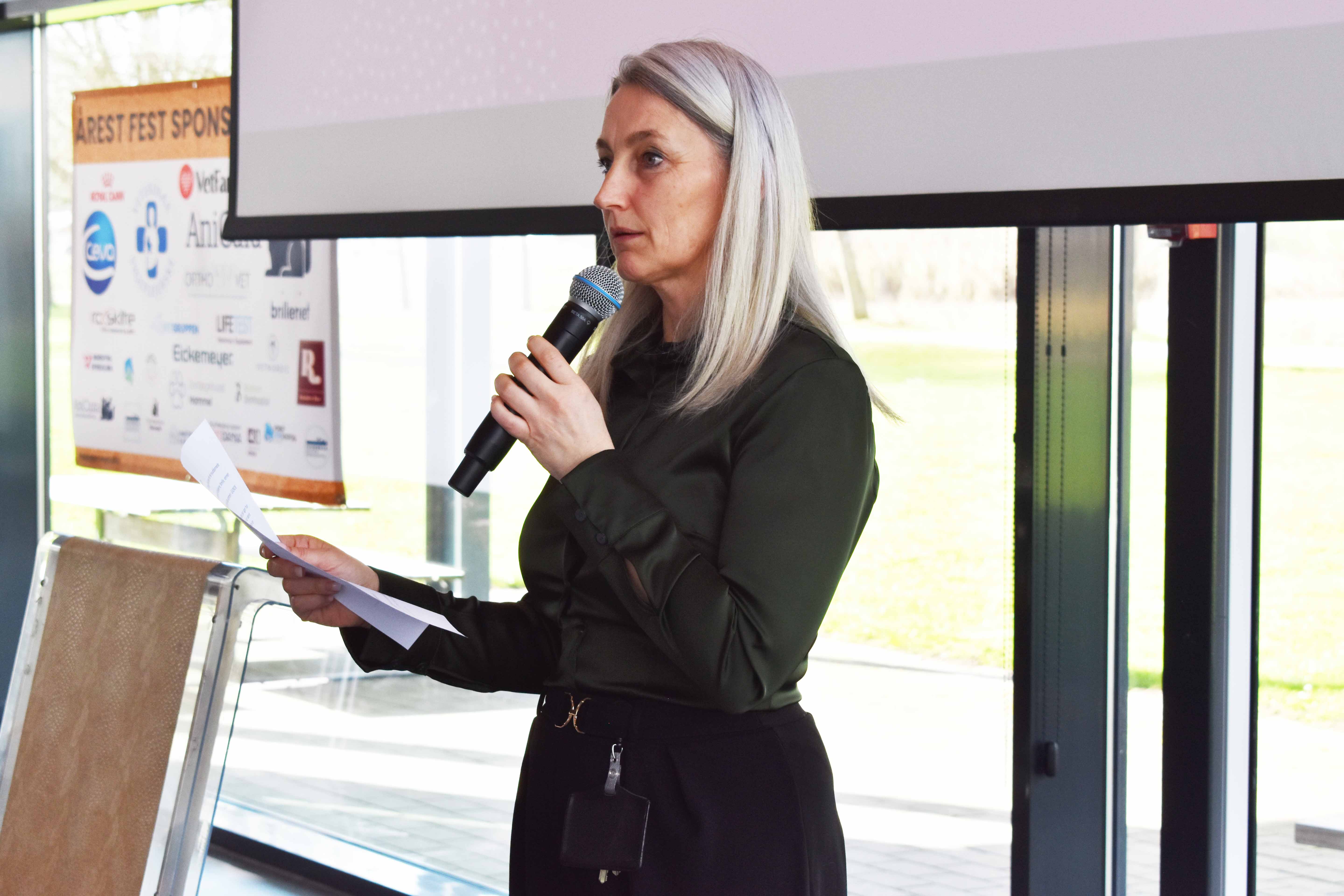 Uddannelsesleder Helle Jeanette Lindahl Jensen holder tale ved dimissionen den 27. marts 2026.