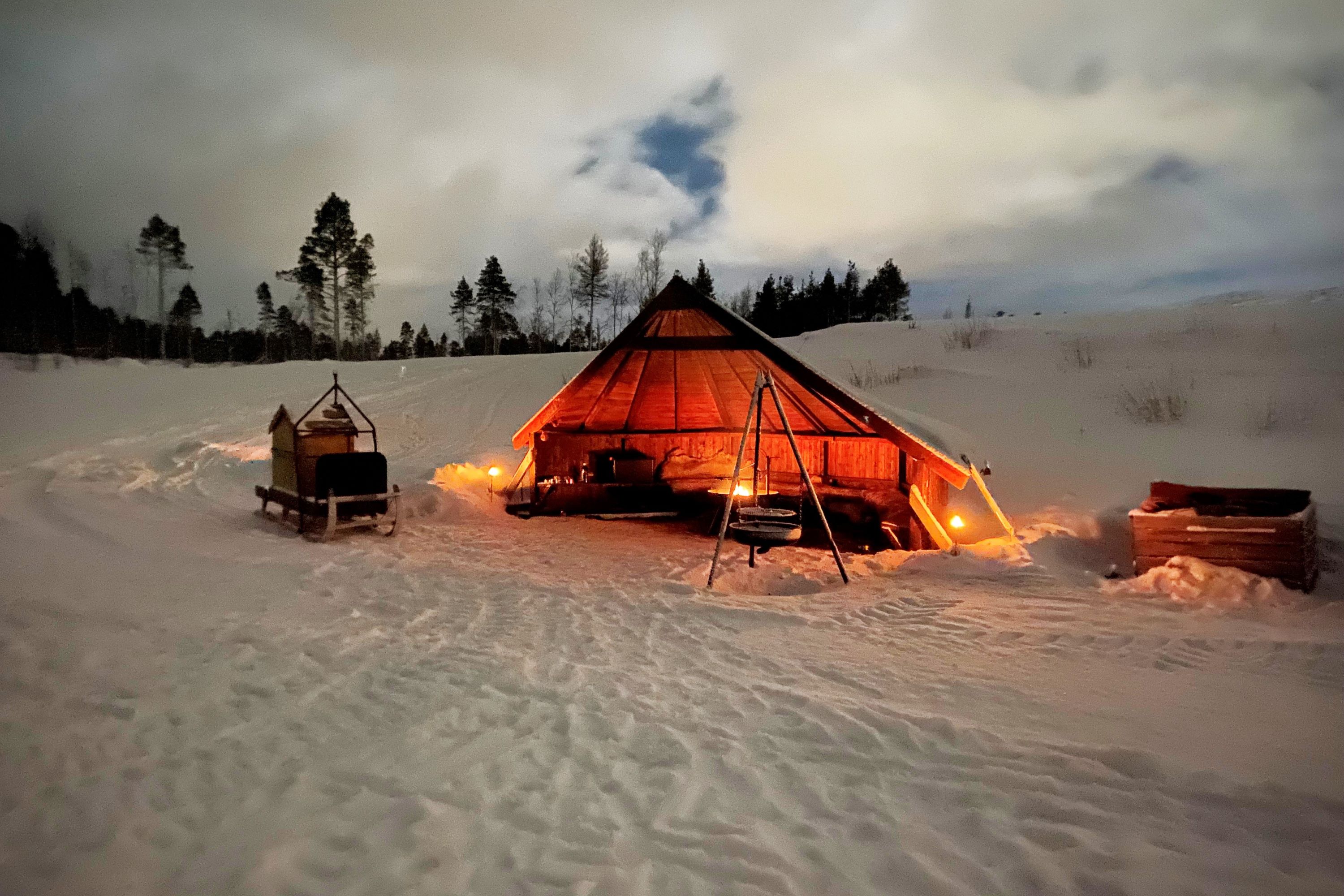 Billedet, som en elev på oplæring i udlandet har taget, viser et snelandskab, et lokalt telt og en hundeslæde.