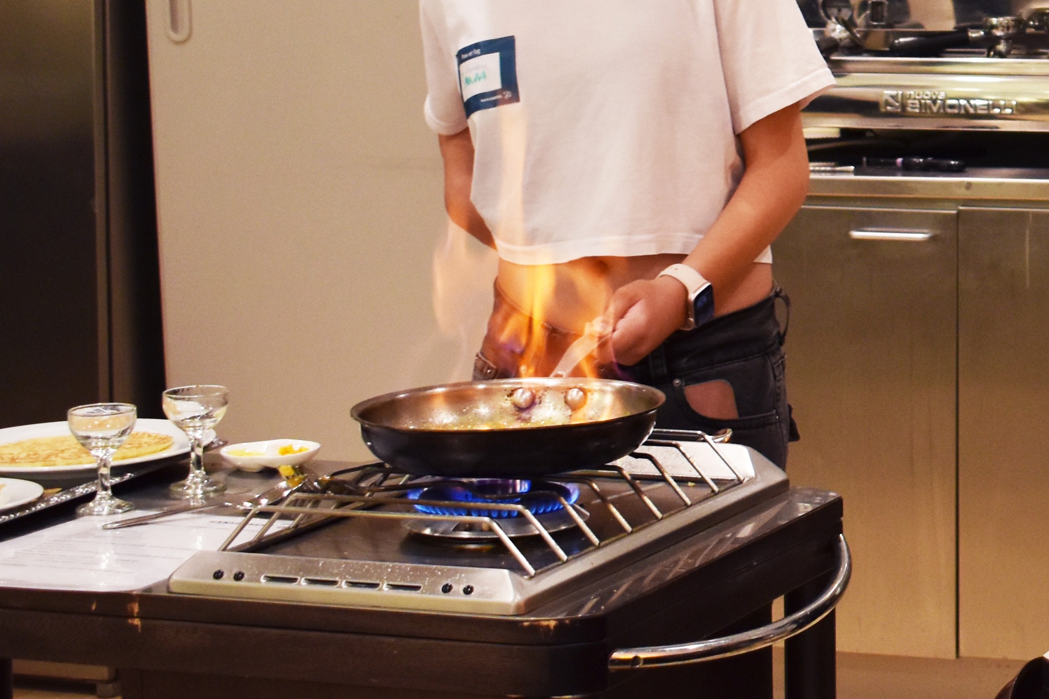 En af deltagerne til Prøv et fag for elever i 4.-10. klasse på Hansenberg lærer at flambere pandekager.