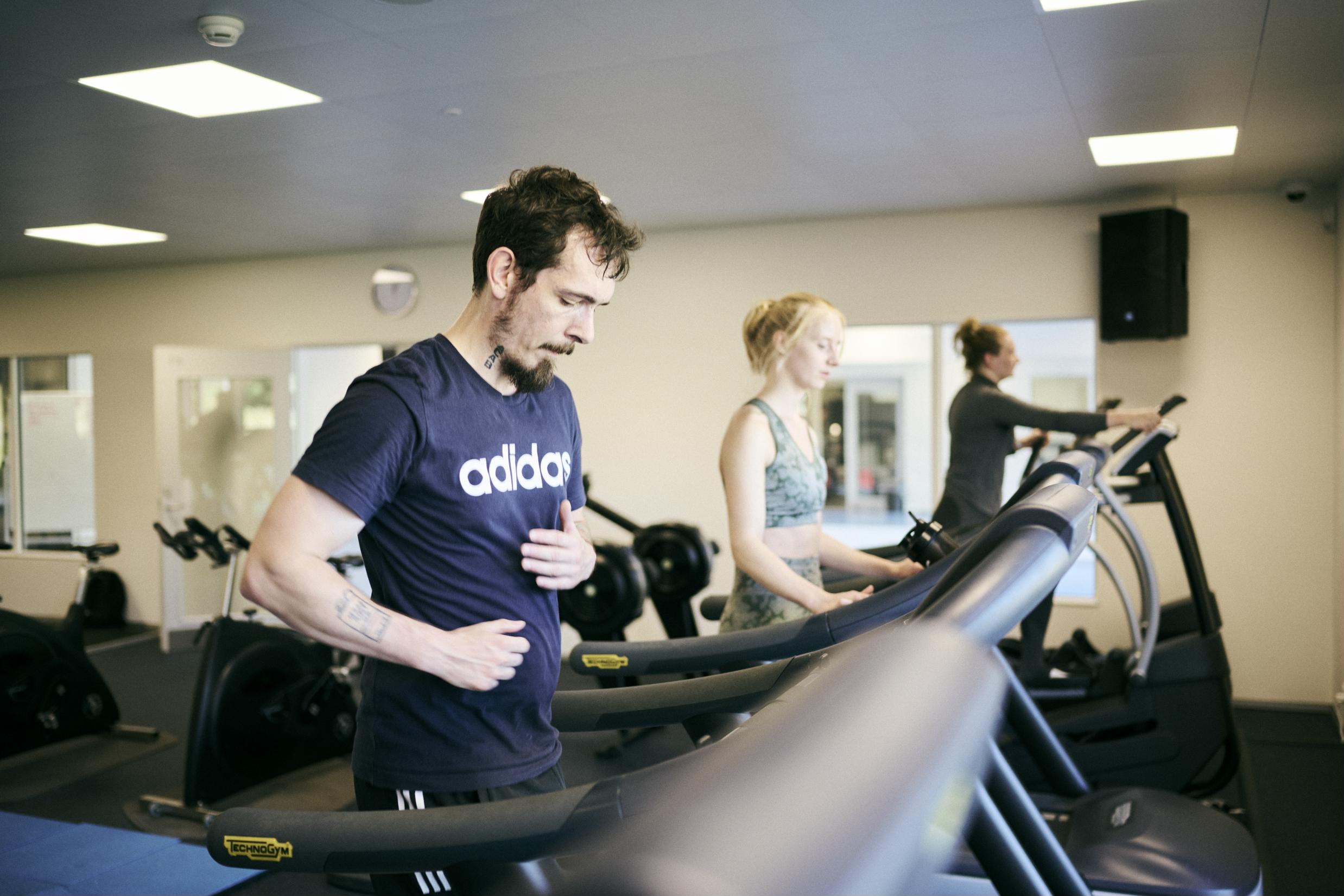 Fitnesseleverne træner på løbebåndene, så de ved, hvad det er, deres kommende kunder oplever.