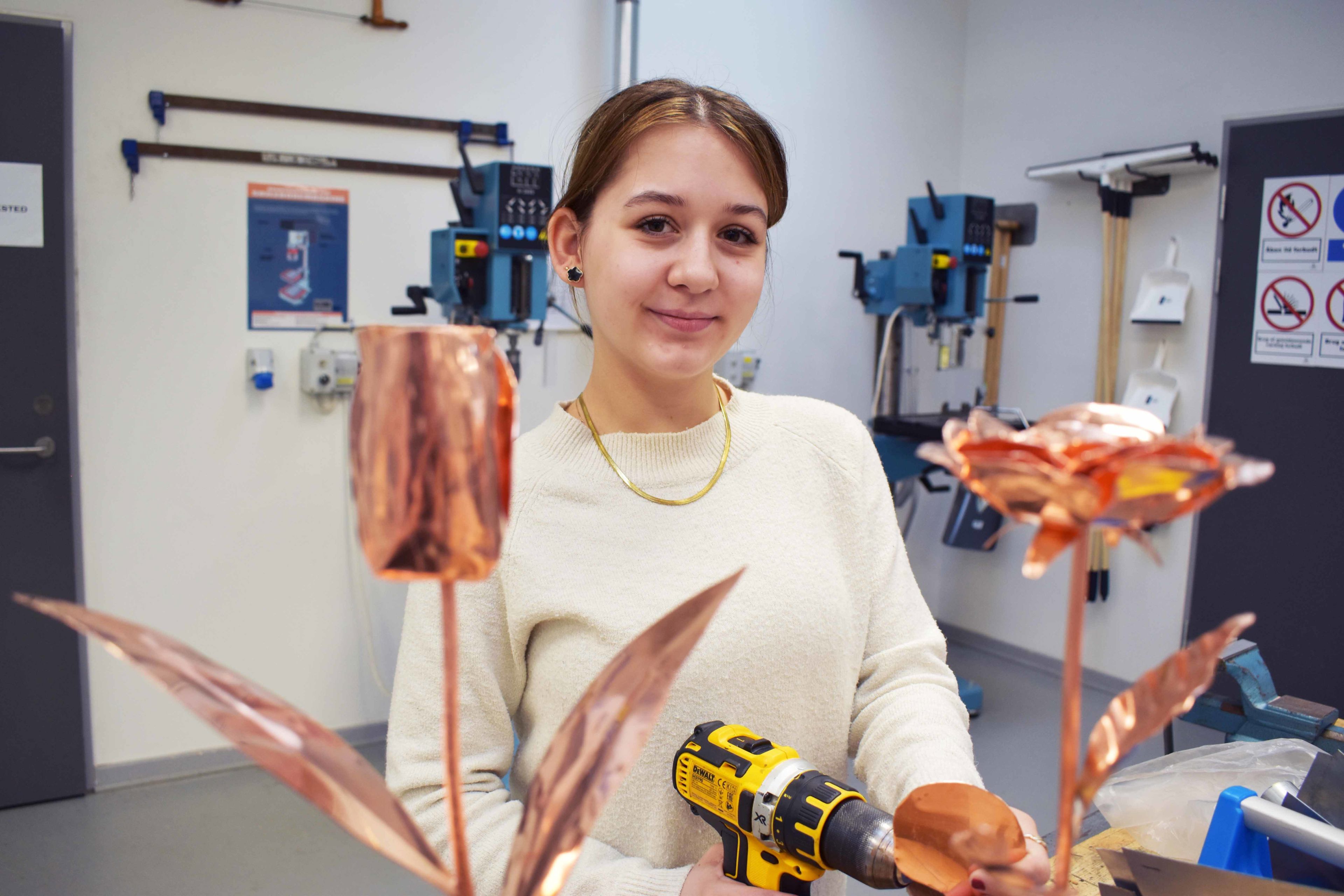 Lærke Klitgaard fra Vamdrup Skole laver blomster i kobber i forbindelse med Juniormesterlære.