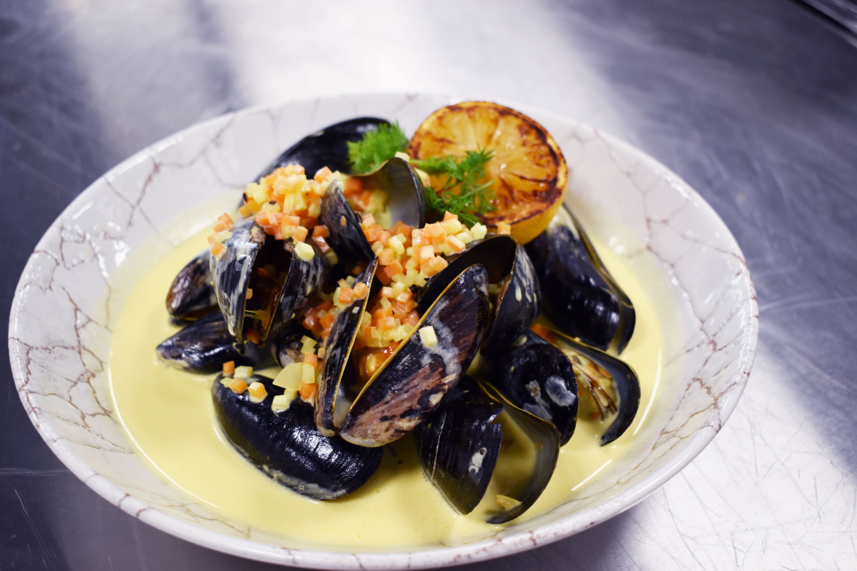 En velduftende anretning af blåmuslinger, som en af eleverne på skolens kokkeuddannelse har tilberedt.