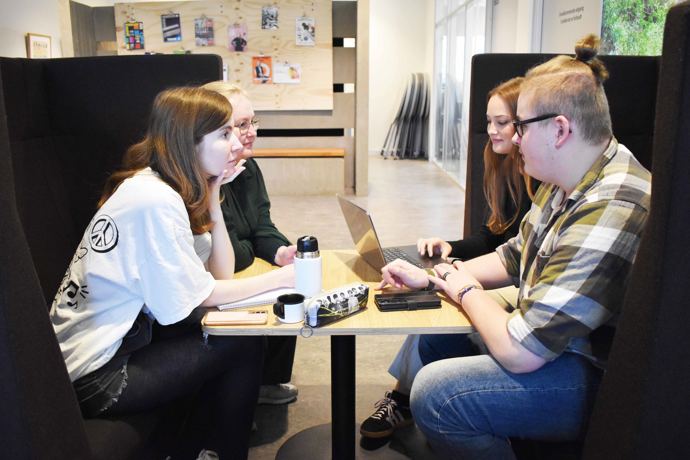 Lea Nordtorp Dalager, Julie Gissel, Maria Kyed og Luka Ravn Schmidt arbejder med SoMe på uddannelsen til mediegrafiker.