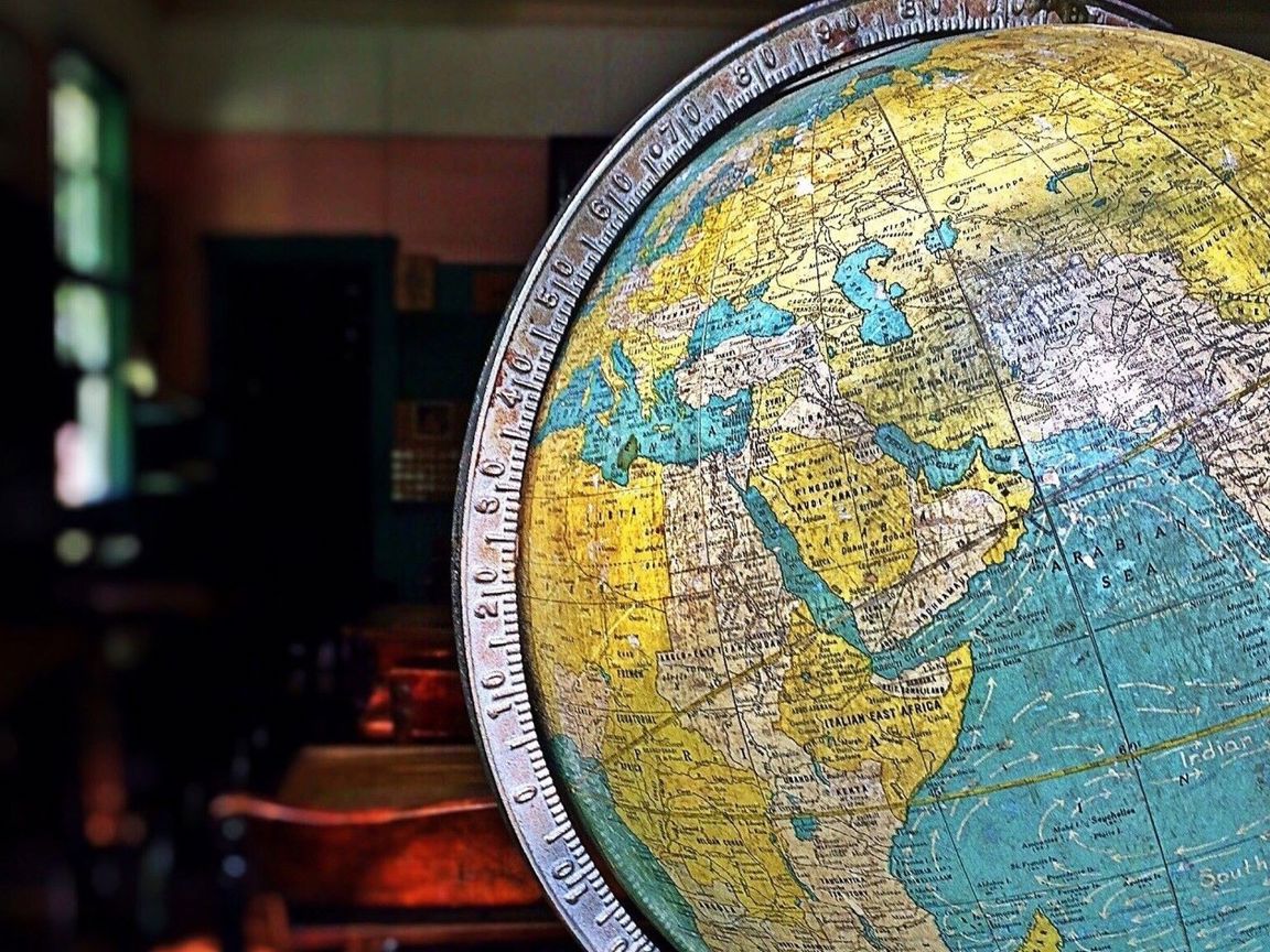 Her ses en globus, måske kan de inspirere de elever, der gerne vil på oplæringsophold i udlandet.