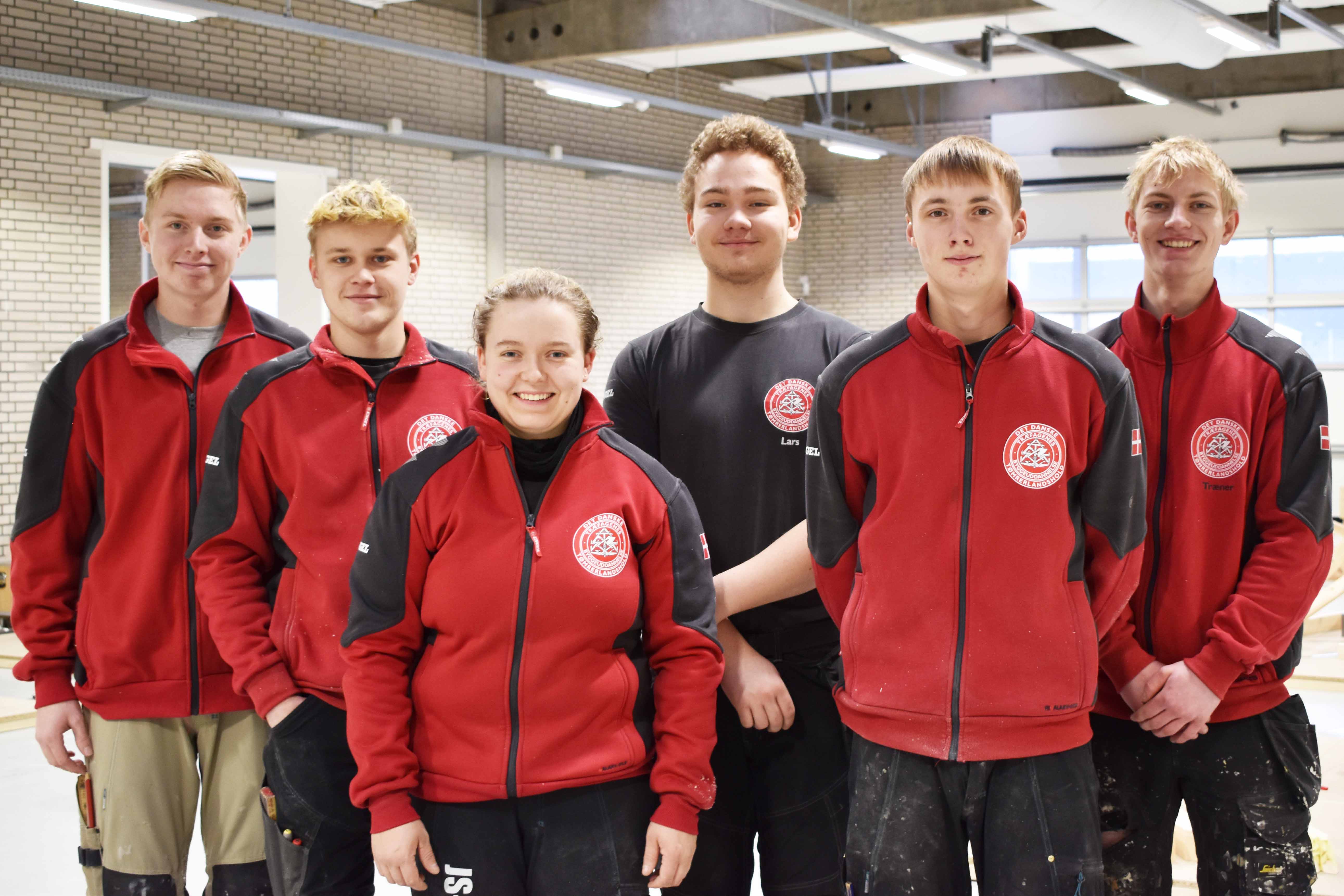Seks landsholdsdeltagere skal snart mødes i en direkte duel ved DM i Skills – nemlig (fra venstre) Emil Dunker (EUC Nord), Emil Andersen (HANSENBERG), Kirstine Hvid Greve (Tradium), Lars Corneliussen (CELF), Noah Jensen (Herningsholm) og Hannibal Blomsterberg (U/NORD).