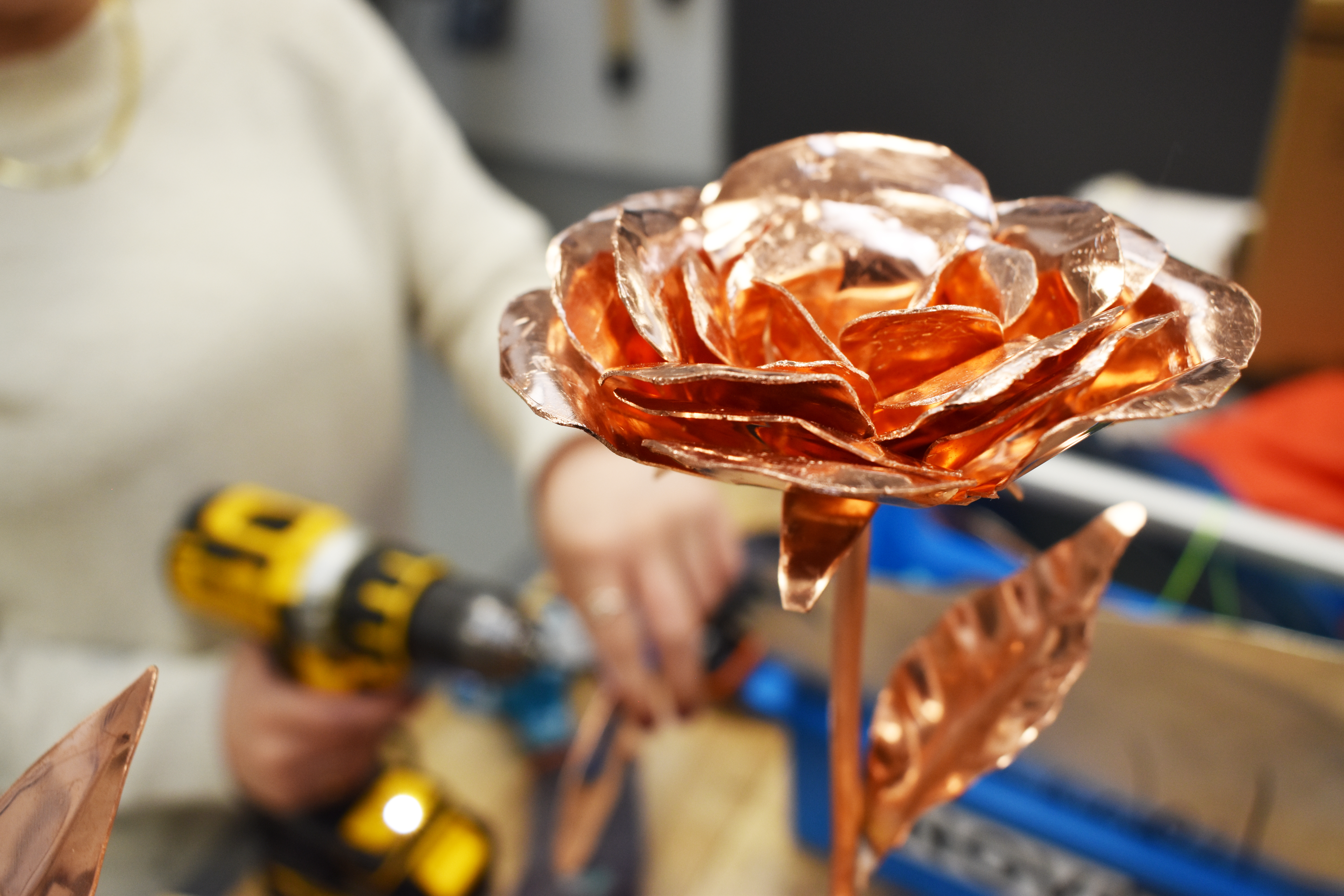 Lærke Klitgaard fra Vamdrup Skole laver blomster i kobber i forbindelse med Juniormesterlære.