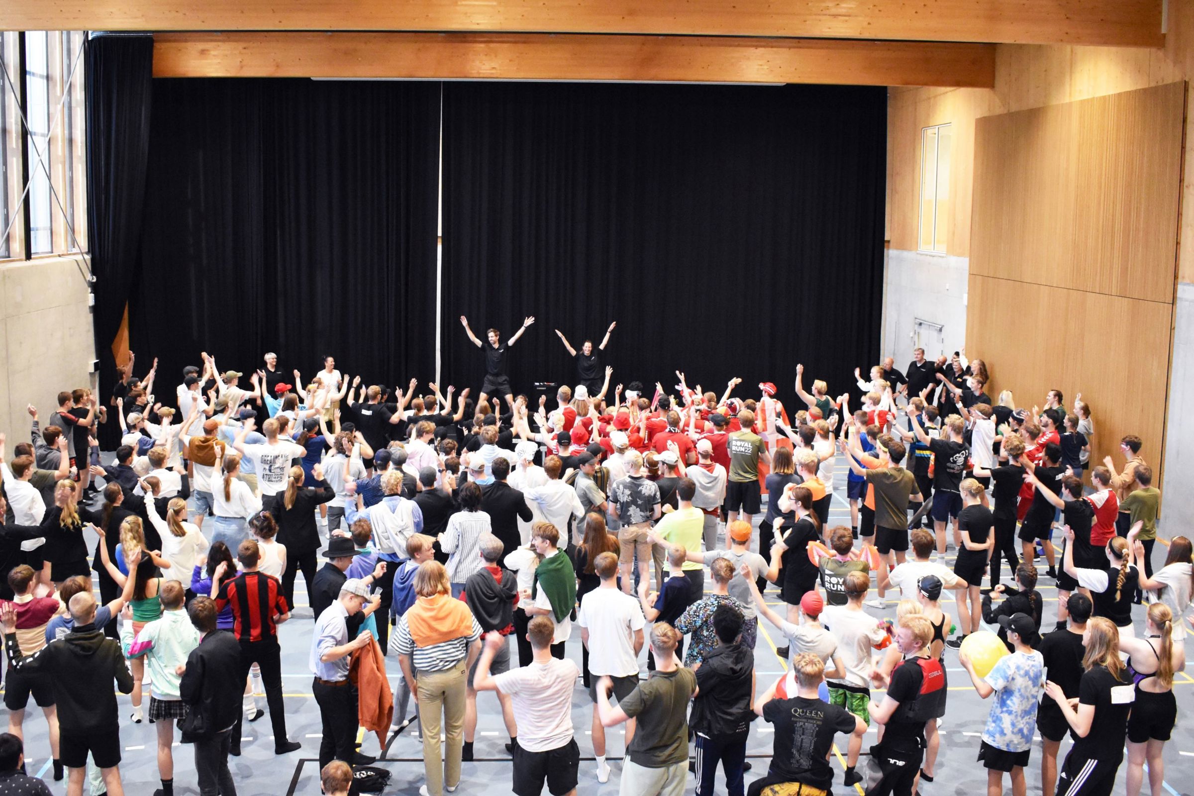 Alle HTX-eleverne varmer op i multihallen til den traditionelle fælles idrætsdag.