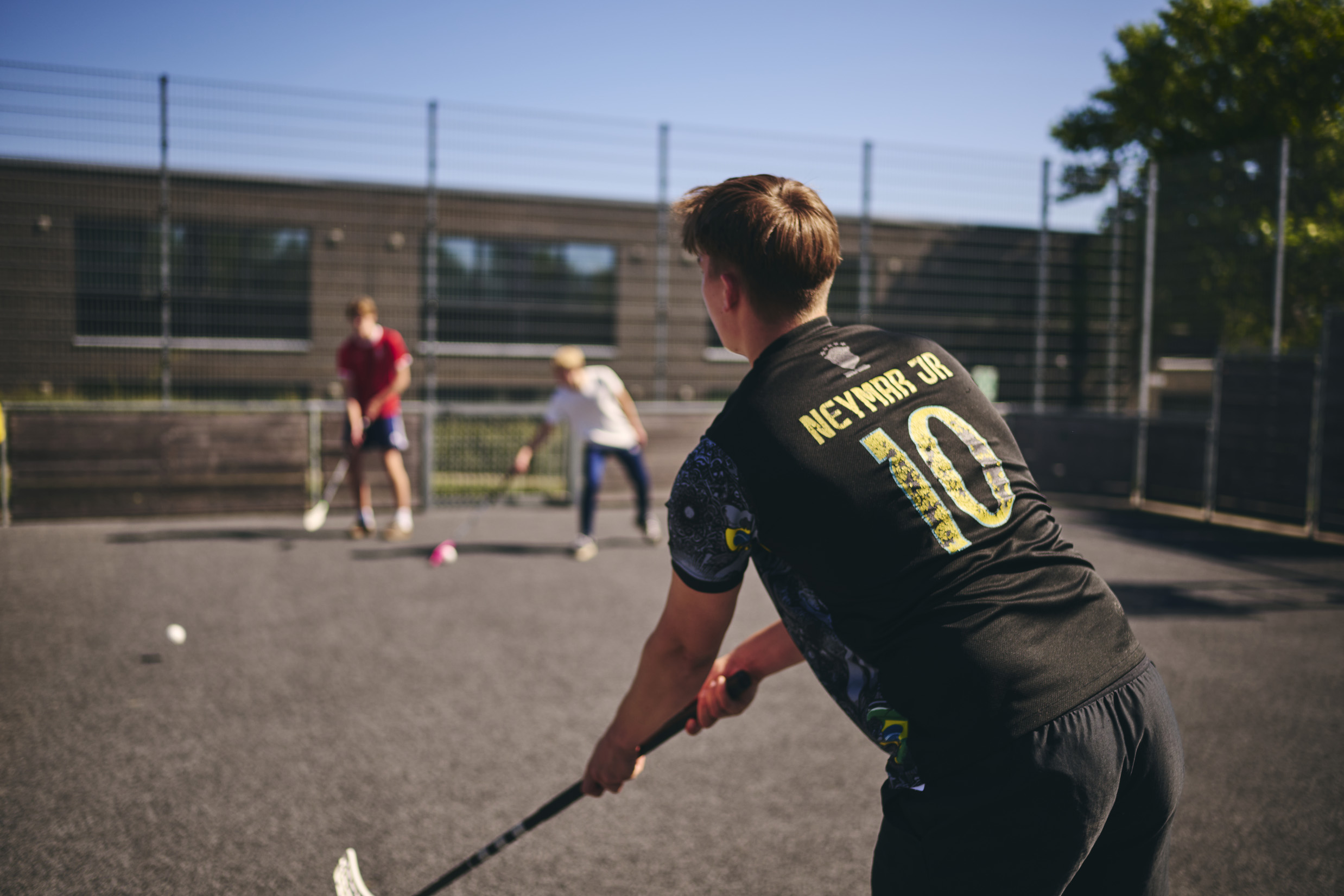 Eleverne på HTX har idræt på skemaet og spiller hockey på skolens multibane.