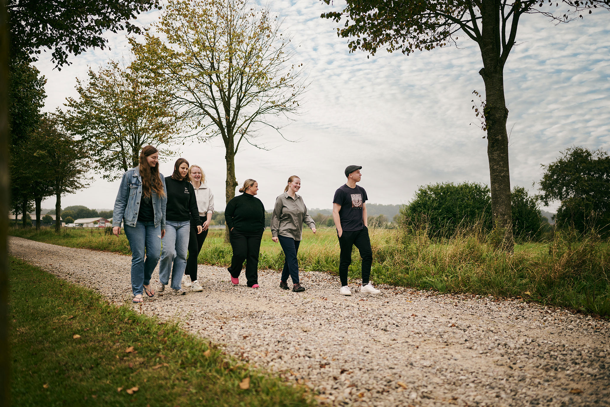 Nogle af eleverne på Hansenbergs adresse i Vranderup er på vej til fods fra gården ind til undervisningsbygningerne.