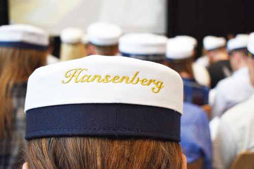 En af de flotte studenterhuer fra en dimission på HANSENBERG Tekniske Gymnasium