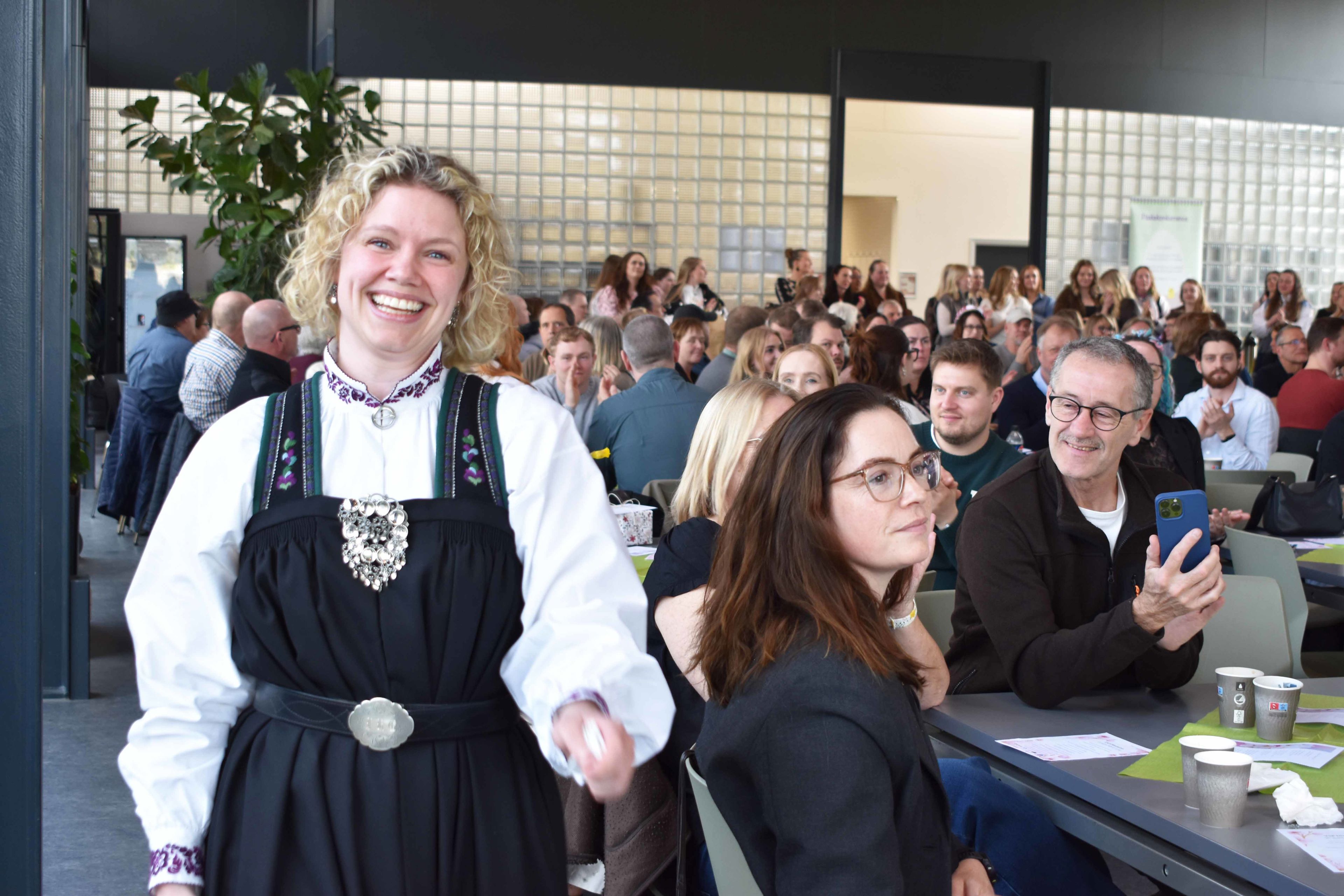 Ingri Horge Glindø er på vej op for at få sit eksamensbevis.