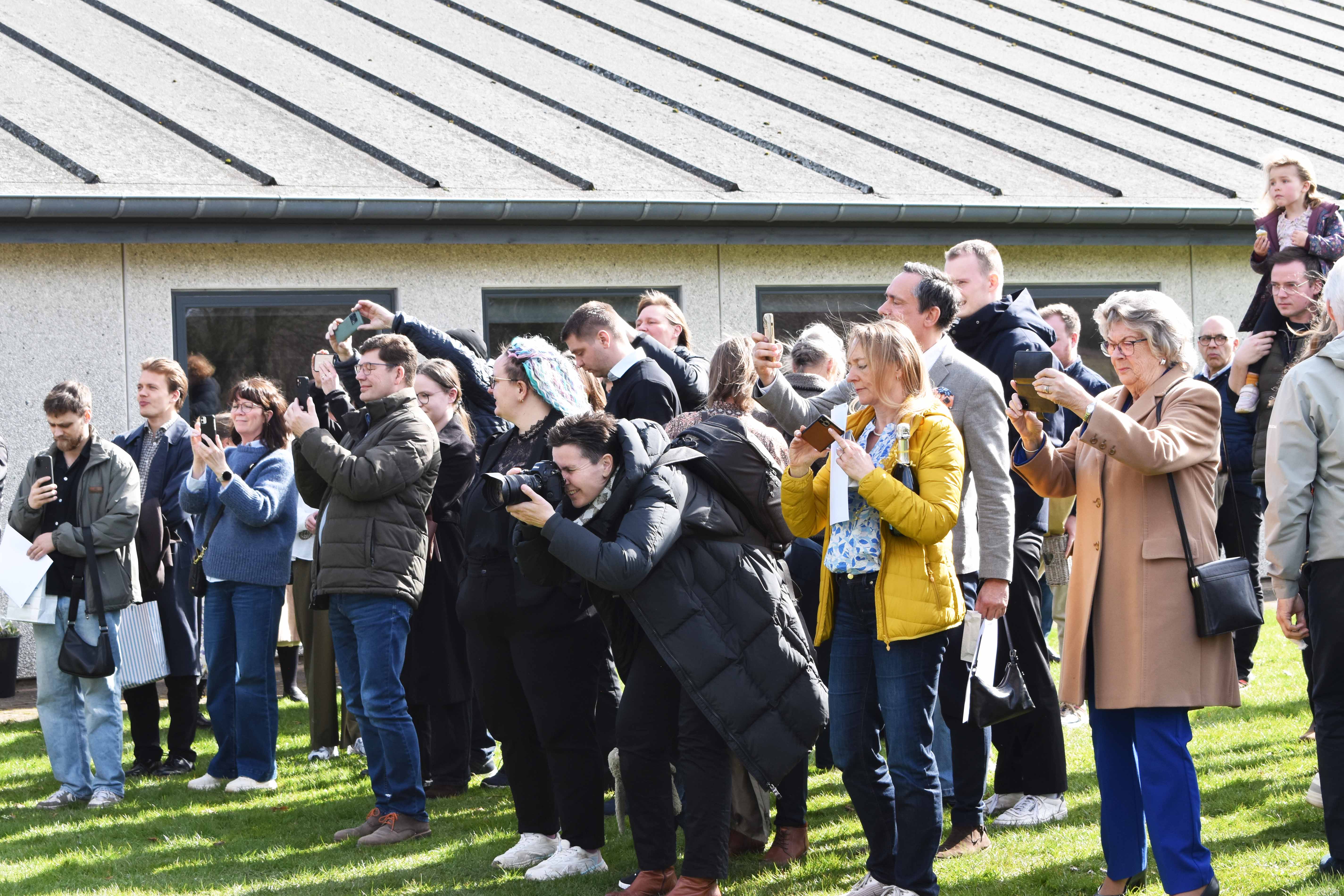 Stolte familiemedlemmer og mestre ved dimissionen den 27. marts 2026.