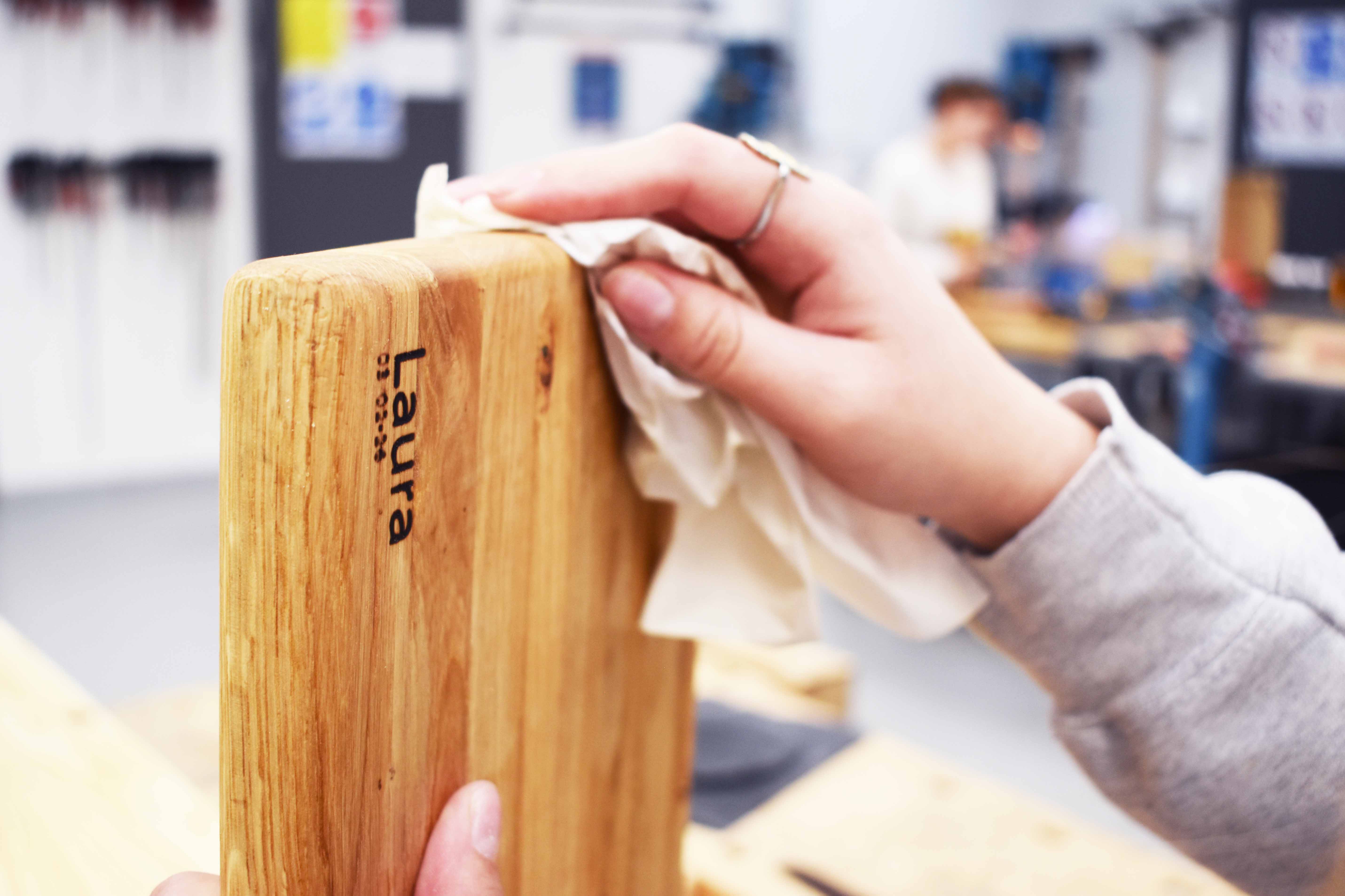 Eleverne, der er i Juniormesterlære, laver blandt andet et skærebræt i træ.