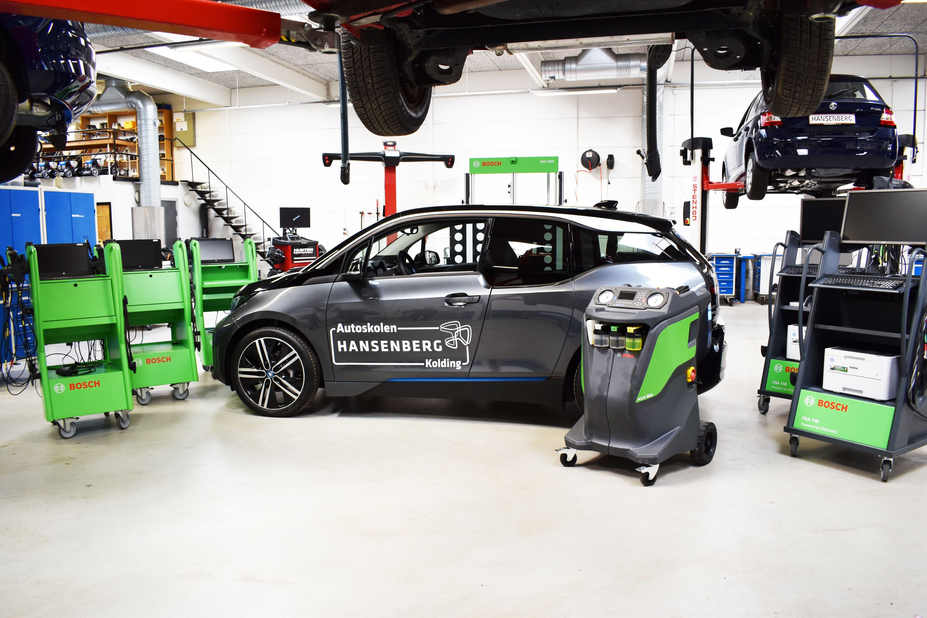 El-bil og tilhørende testudstyr på autoværkstedet på Hansenbergs afdeling på C.F. Tietgens Vej.