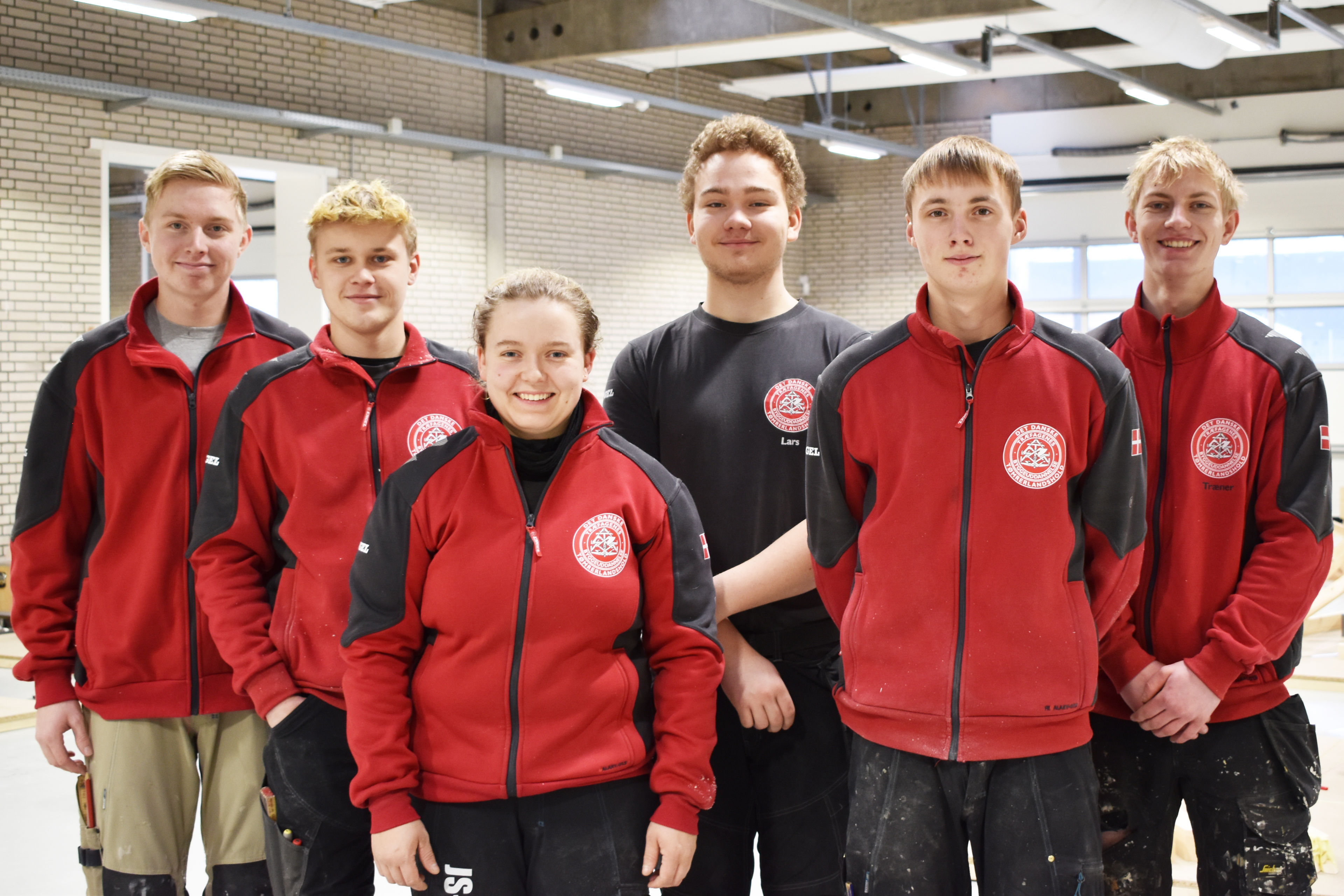Seks landsholdsdeltagere skal snart mødes i en direkte duel ved DM i Skills – nemlig (fra venstre) Emil Dunker (EUC Nord), Emil Andersen (HANSENBERG), Kirstine Hvid Greve (Tradium), Lars Corneliussen (CELF), Noah Jensen (Herningsholm) og Hannibal Blomsterberg (U/NORD).