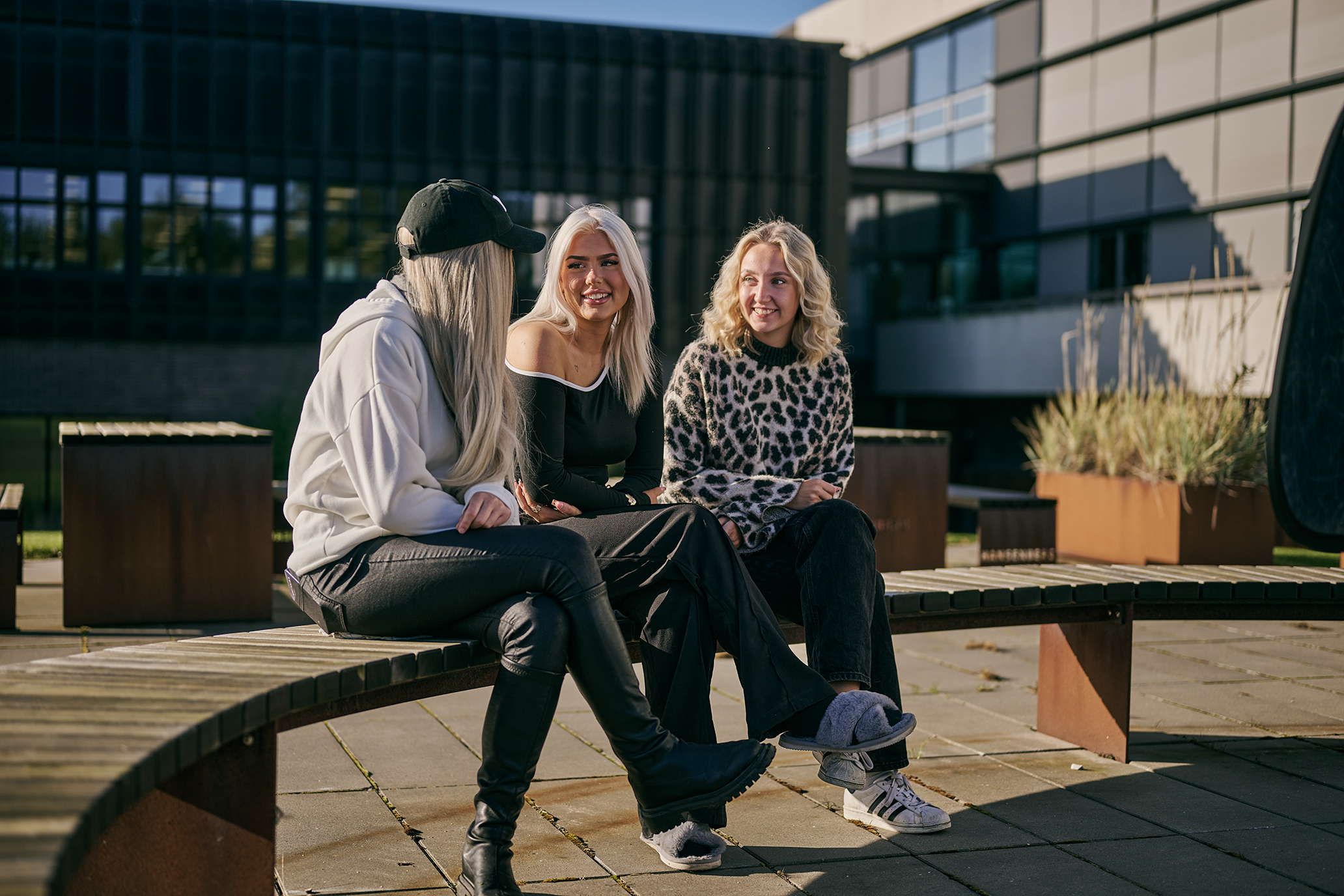 Bag skolen på Skovvangen er der et dejligt udemiljø, som eleverne bruger, når de har pause.