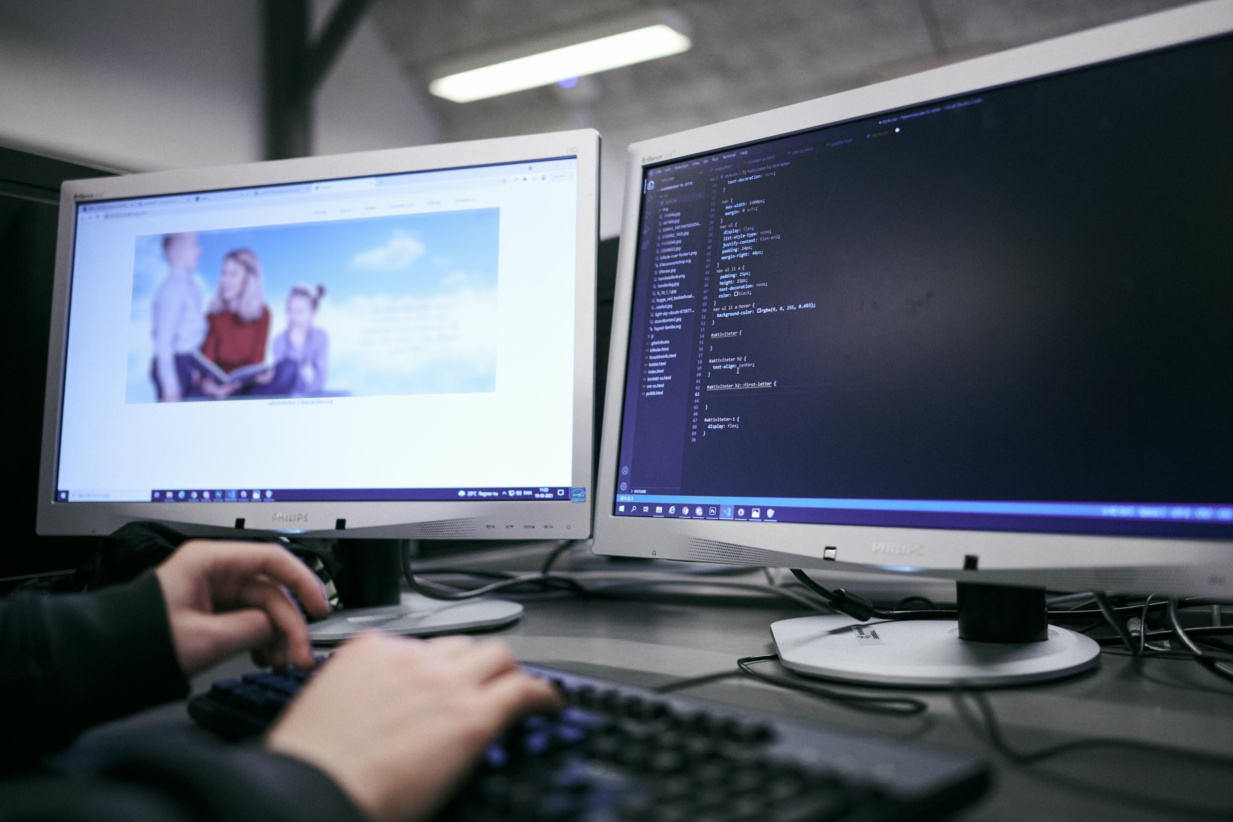 En elev på data- og kommunikationsuddannelsen arbejder ofte med 2 skærme for at få et bedre overblik, som fx når der skal findes fejl i netværket.og