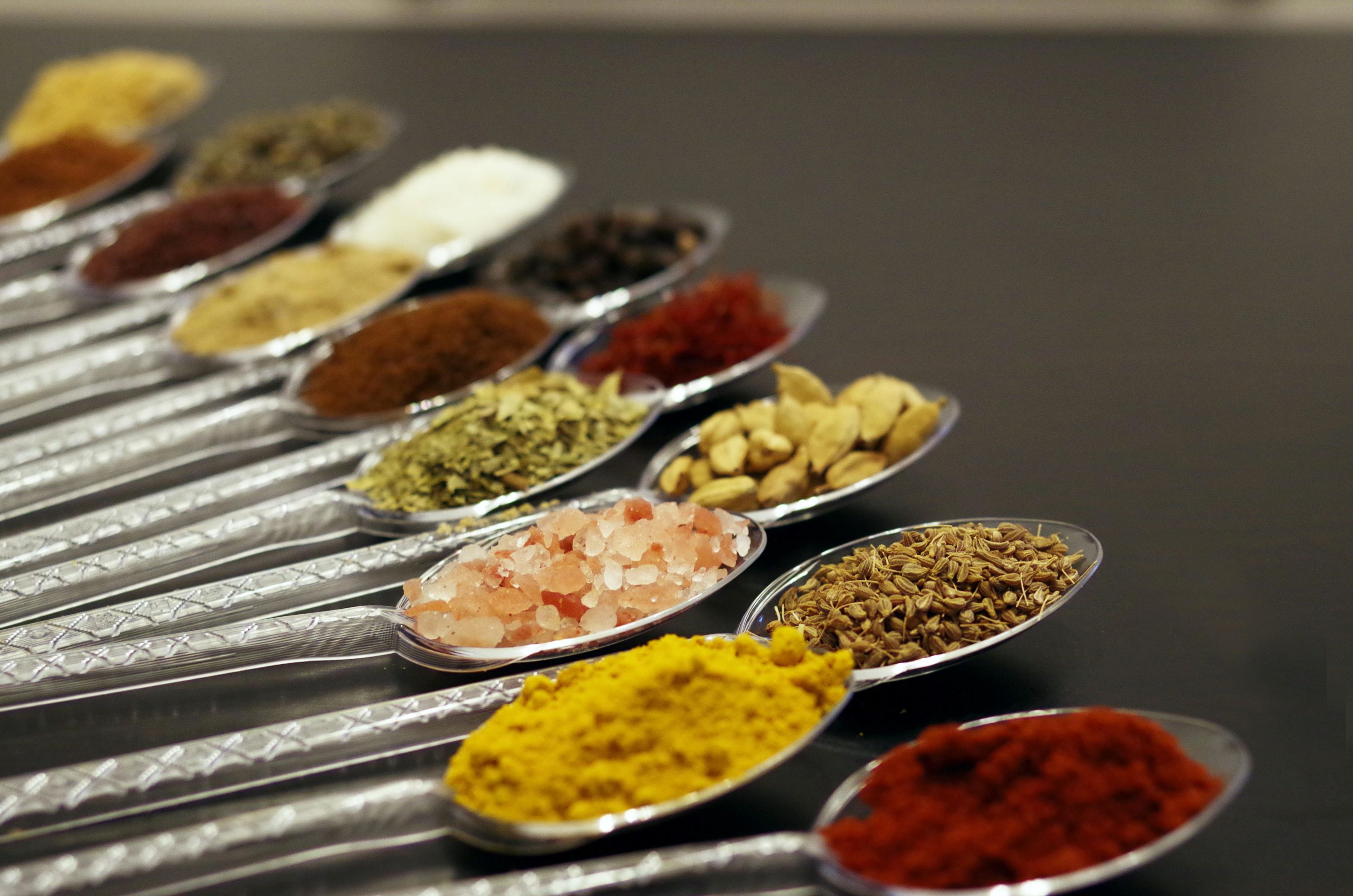 Når der er FoodCamp for elever i 5.-10. klasse på Hansenberg, så afprøver de forskellige ingredienser som disse krydderier