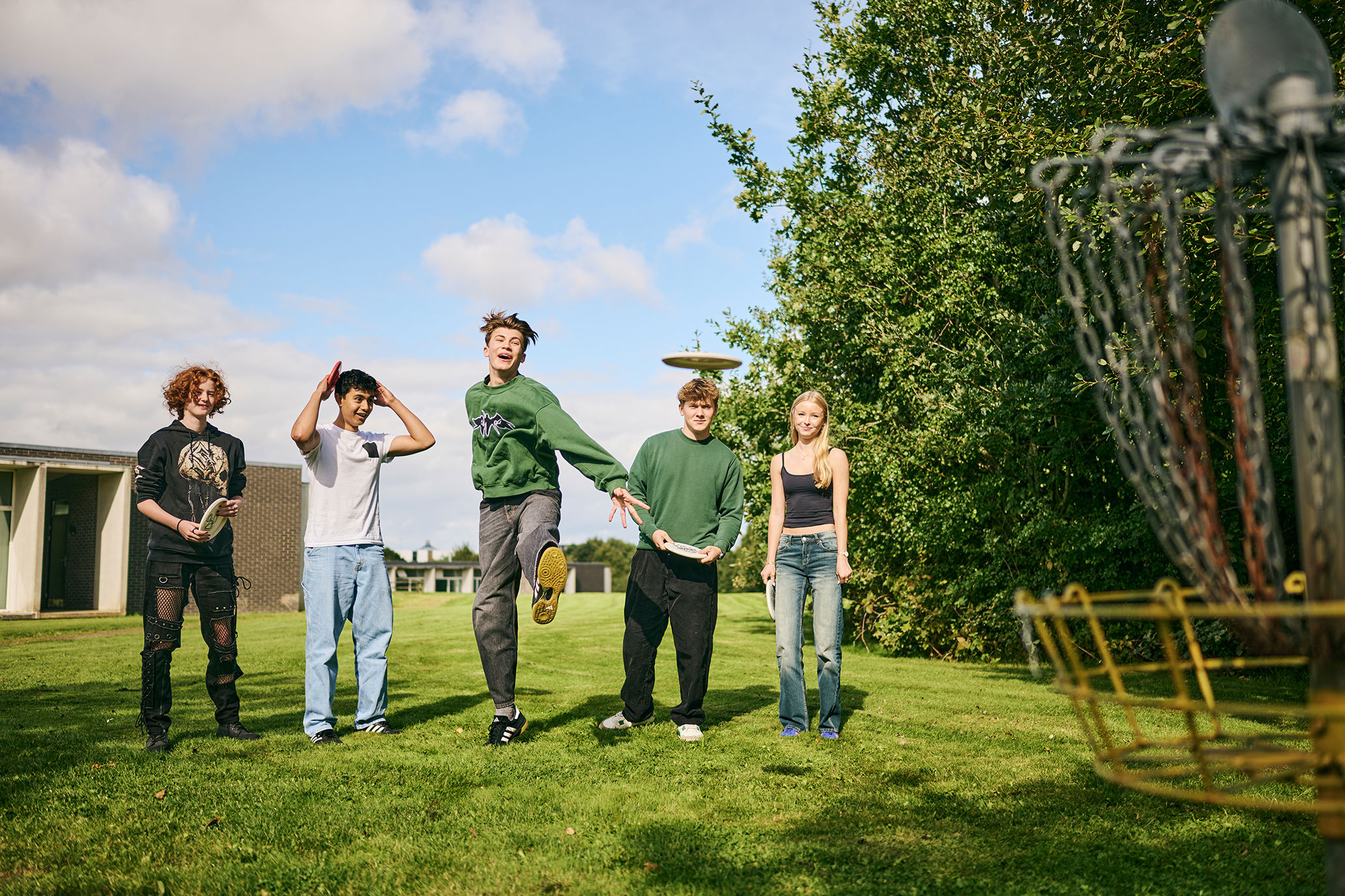 På Skovvangen har skolen en discgolfbane, som eleverne flittigt bruger i pauserne.