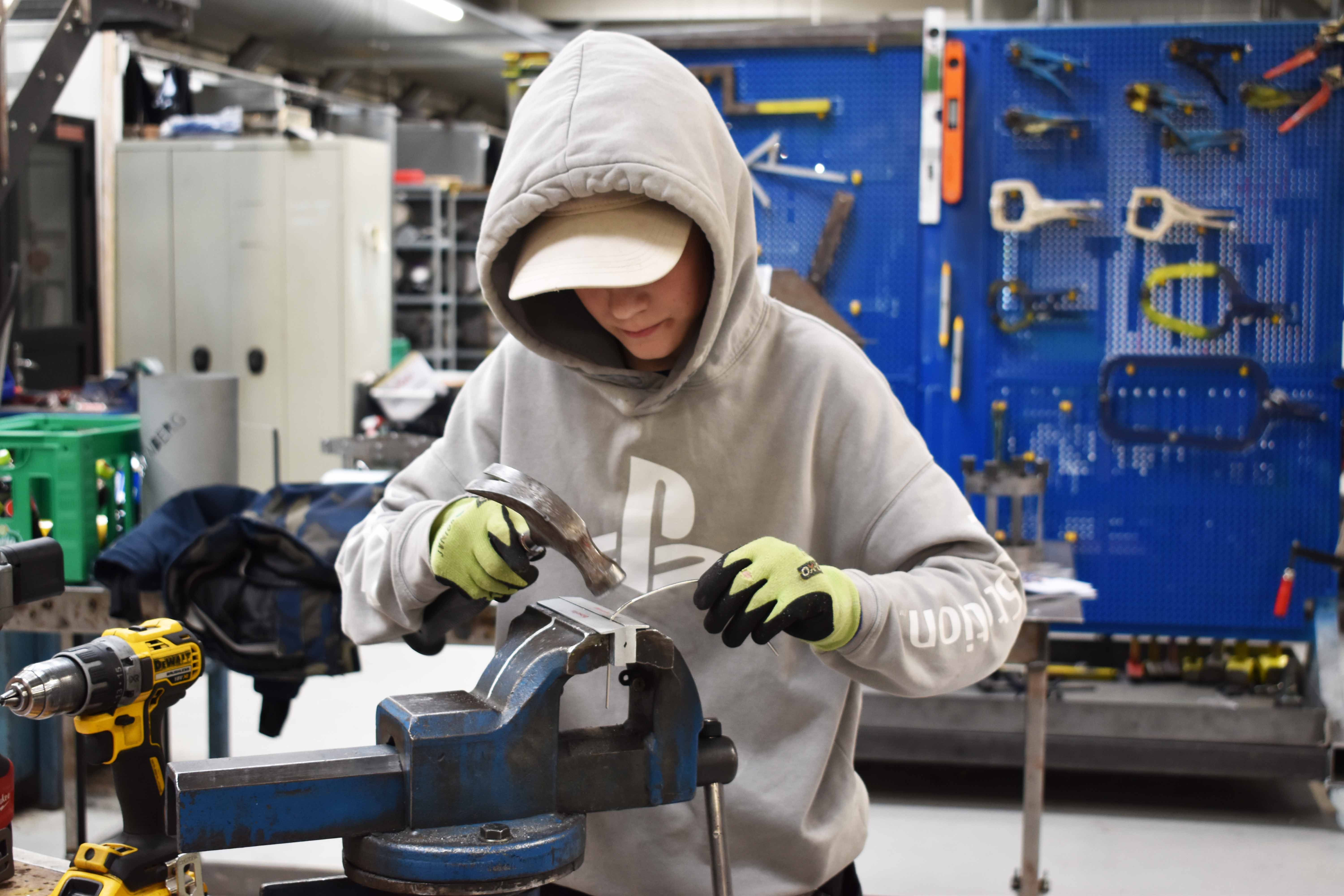 Til Prøv et fag for elever i 4.-10. klasse, ses en af deltagerne i arbejde på smedeværkstedet.