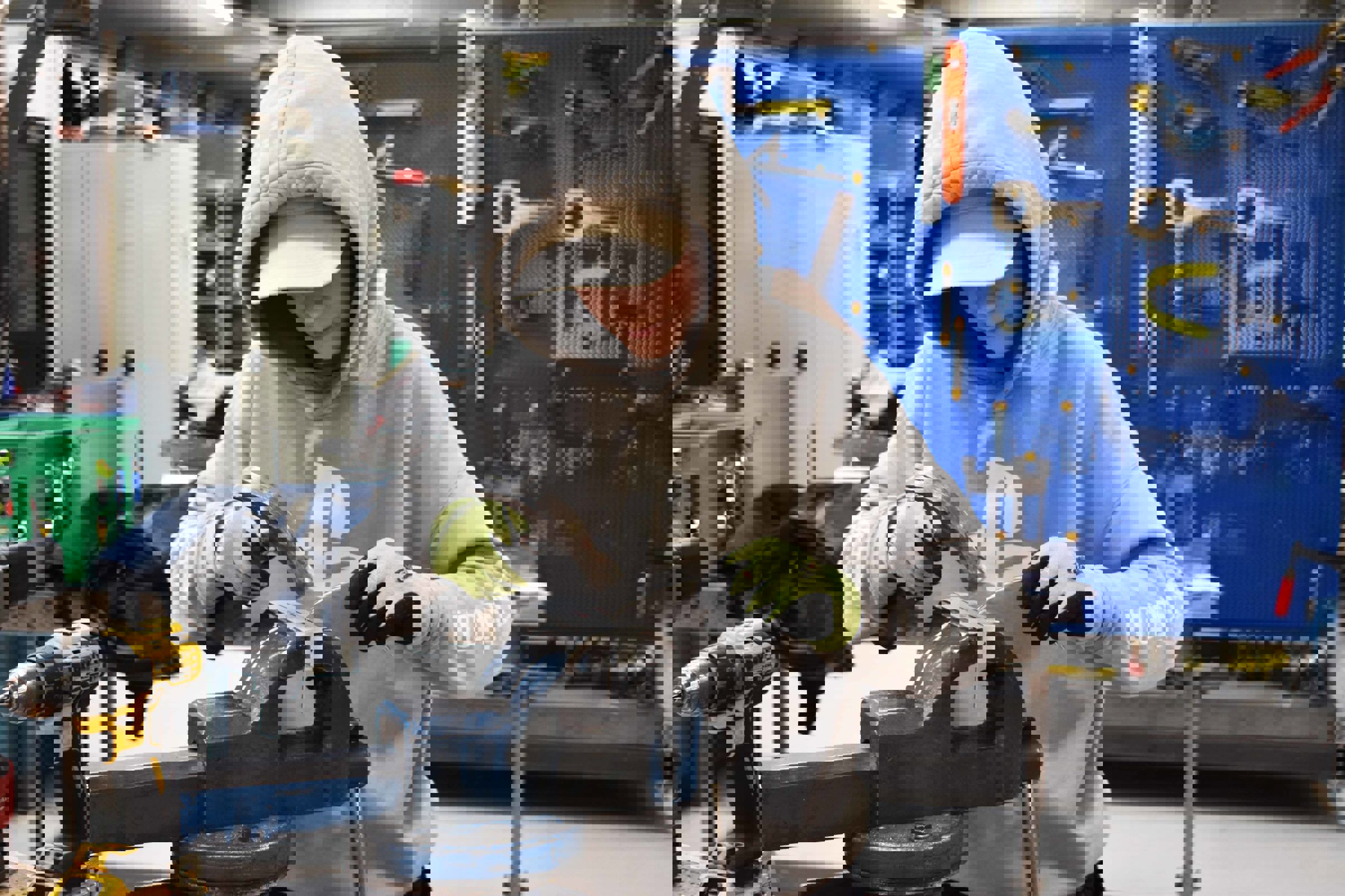 Til Prøv et fag for elever i 4.-10. klasse, ses en af deltagerne i arbejde på smedeværkstedet.