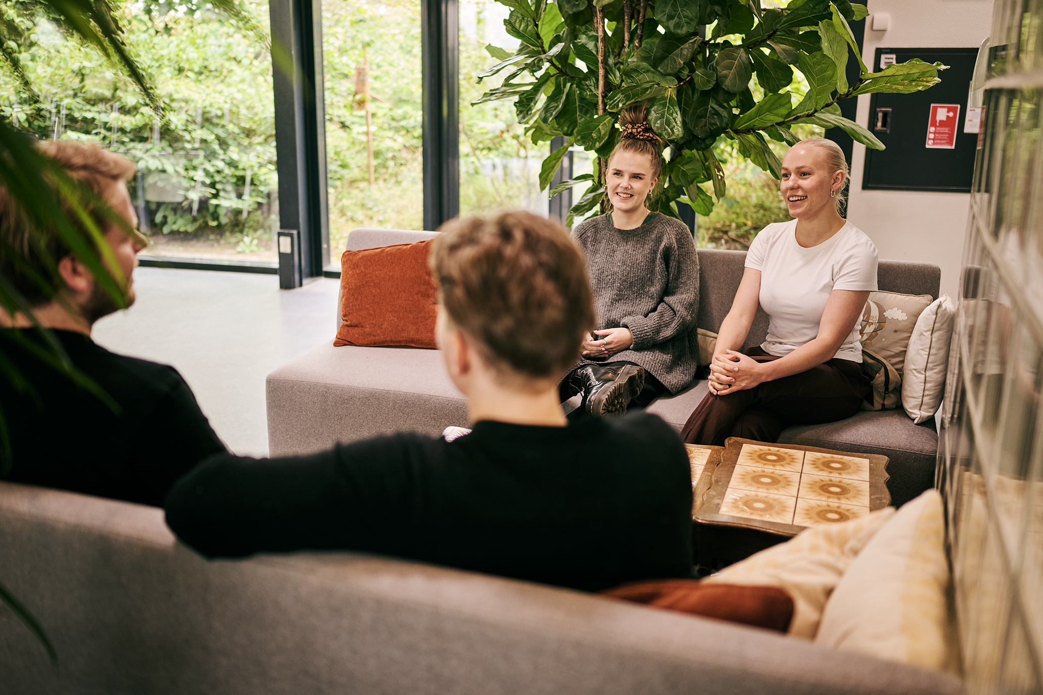 Der er et godt kammeratskab og eleverne hjælper hinanden og hygger sammen i pauserne.