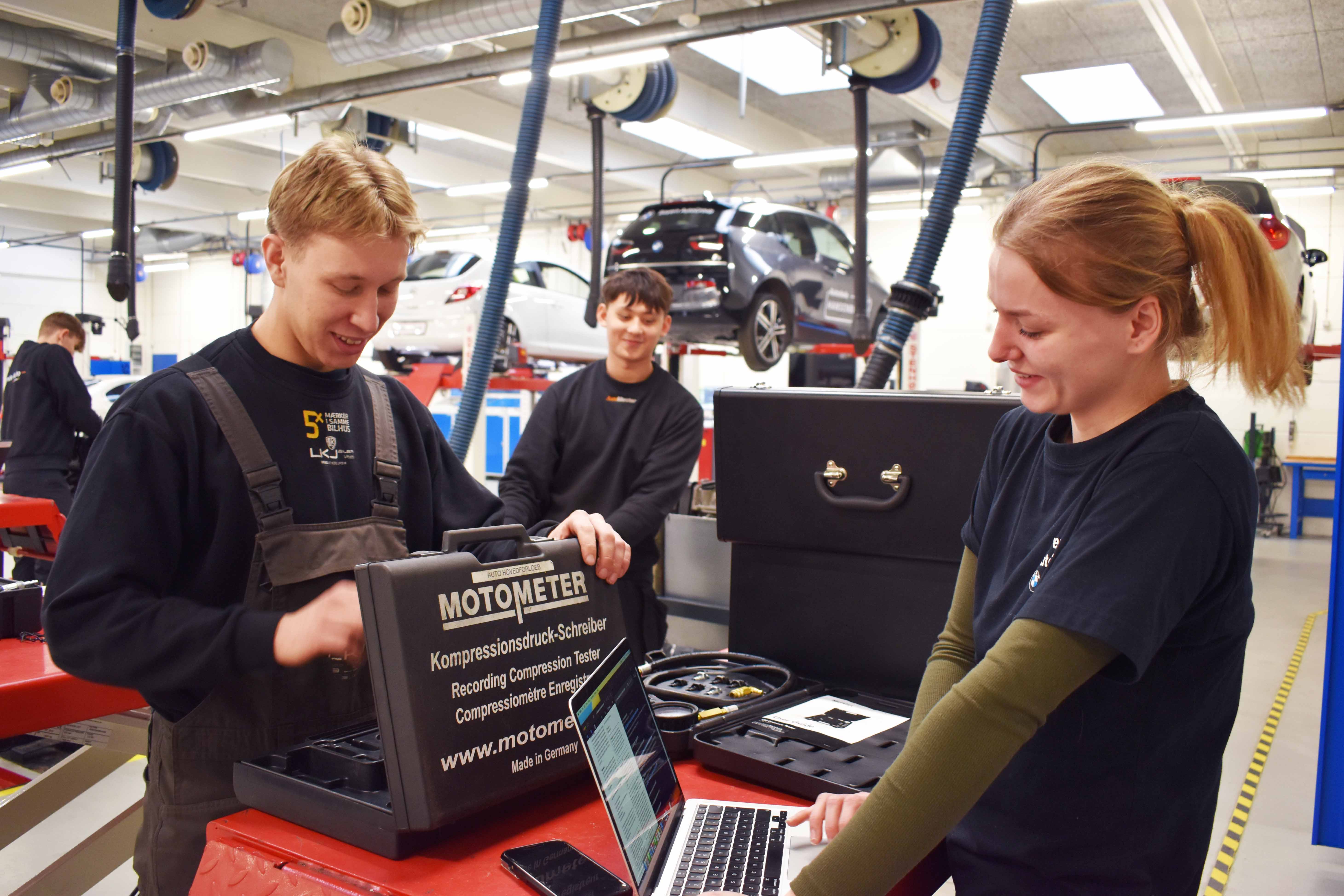 Der var masser af aktivitet i autoværkstedet, da der var Åbent Hus 2026