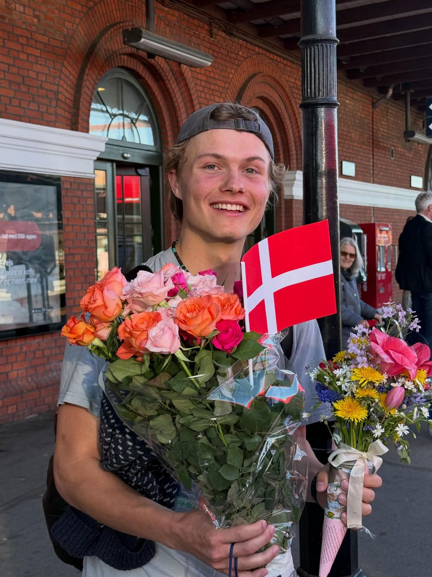 Frede Rudolf fik blomster af familien, da han kvalificerede sig til Den Internationale Biologiolympiade.
