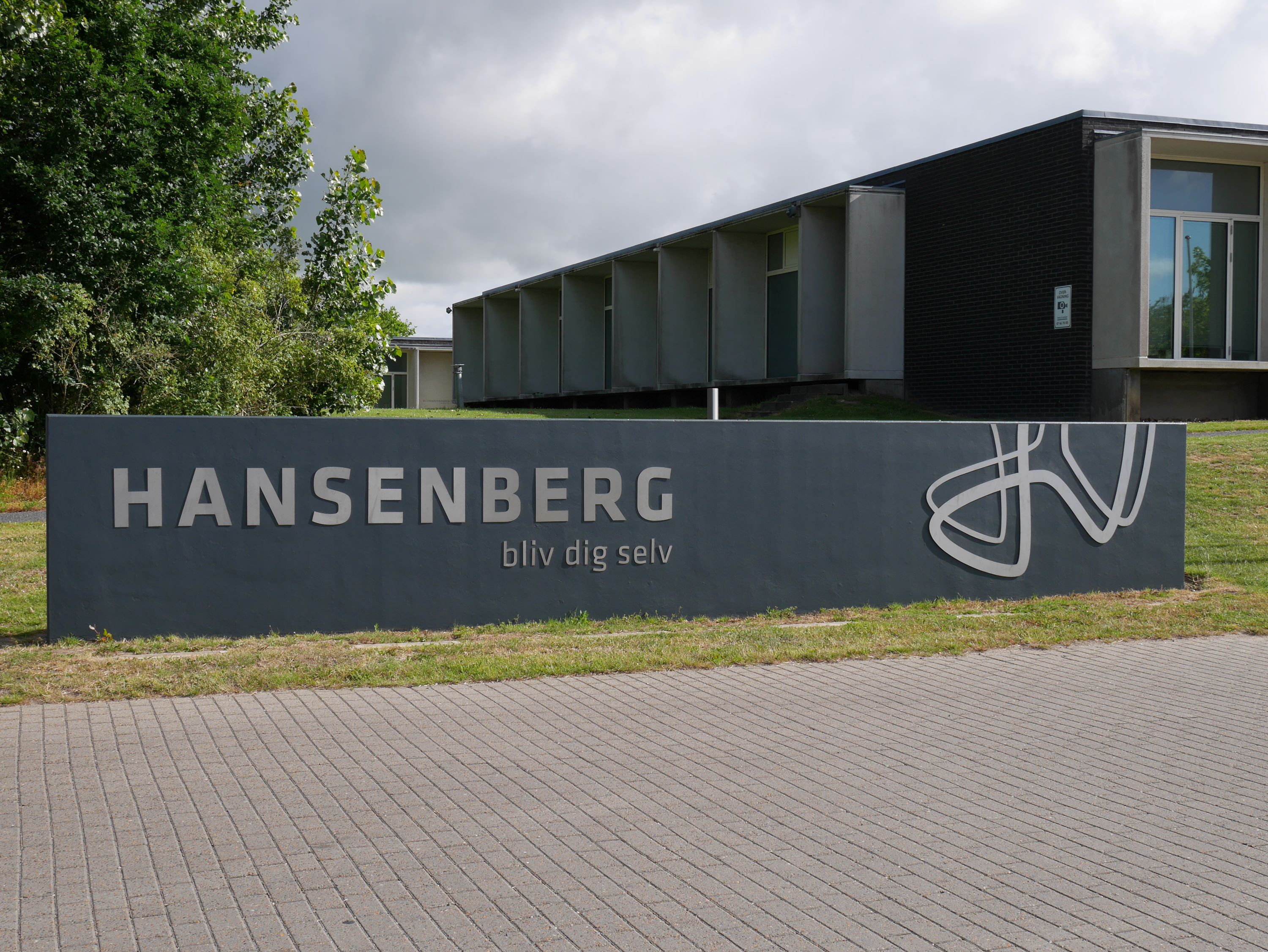 Skiltet ved Hansenbergs indkørsel til Skovvangen 28 og bagved ses Hansenbergs skolehjem.