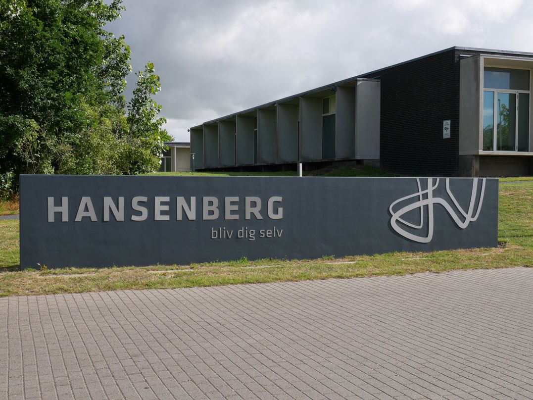 Skiltet ved Hansenbergs indkørsel til Skovvangen 28 og bagved ses Hansenbergs skolehjem.