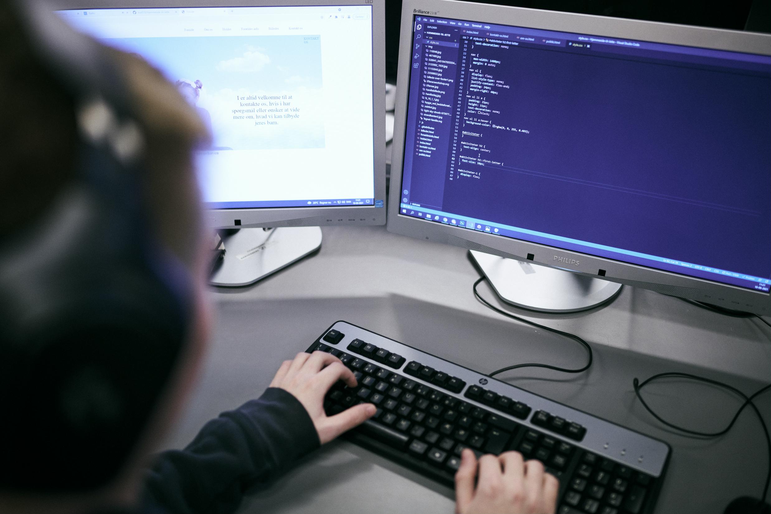 En elev på Hansenbergs webudvikleruddannelse sidder og koder på computeren.