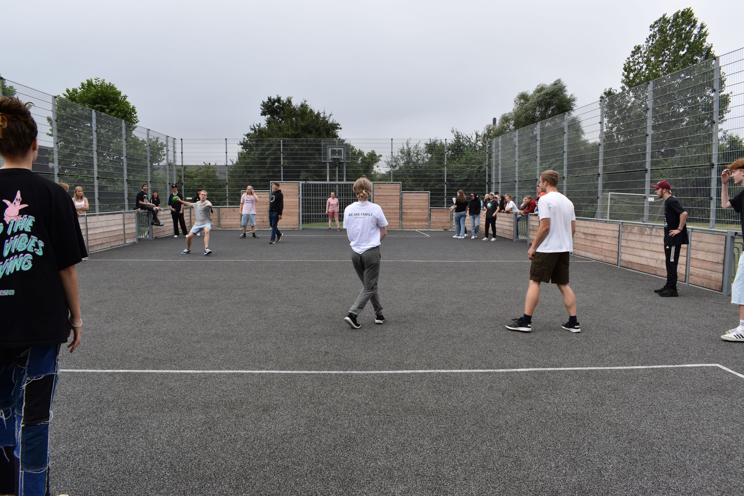 Den udendørs multibane, hvor Hansenbergs elever spiller høvdingebold, fodbold, basketbold mv.
