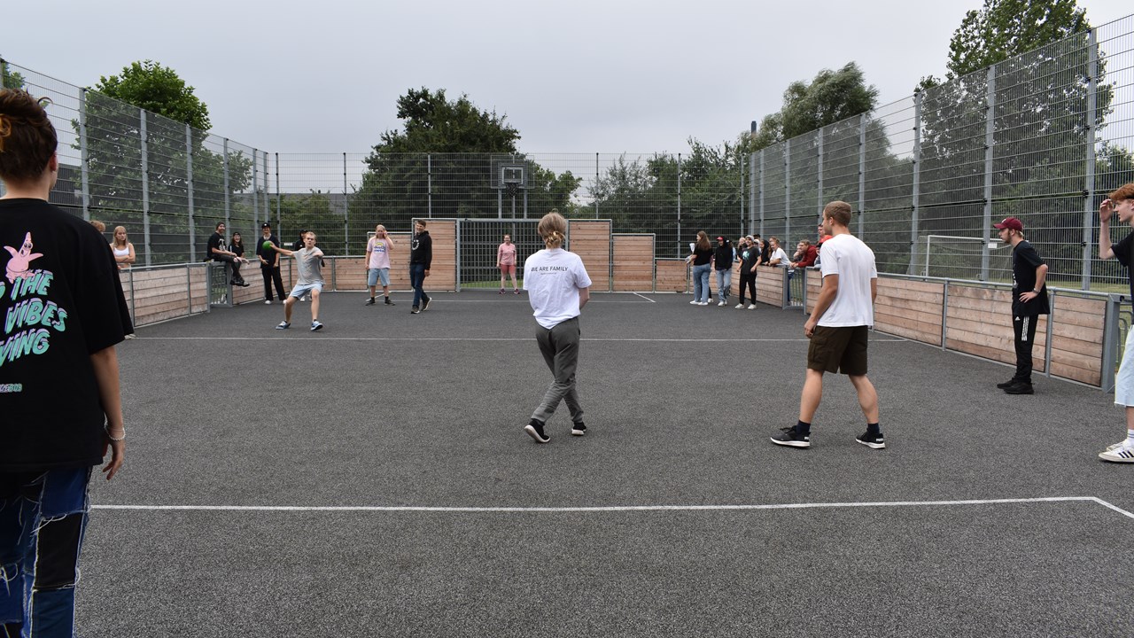 I 2022 får skolen en helt nye udendørs multibane på Skovvangen 28.