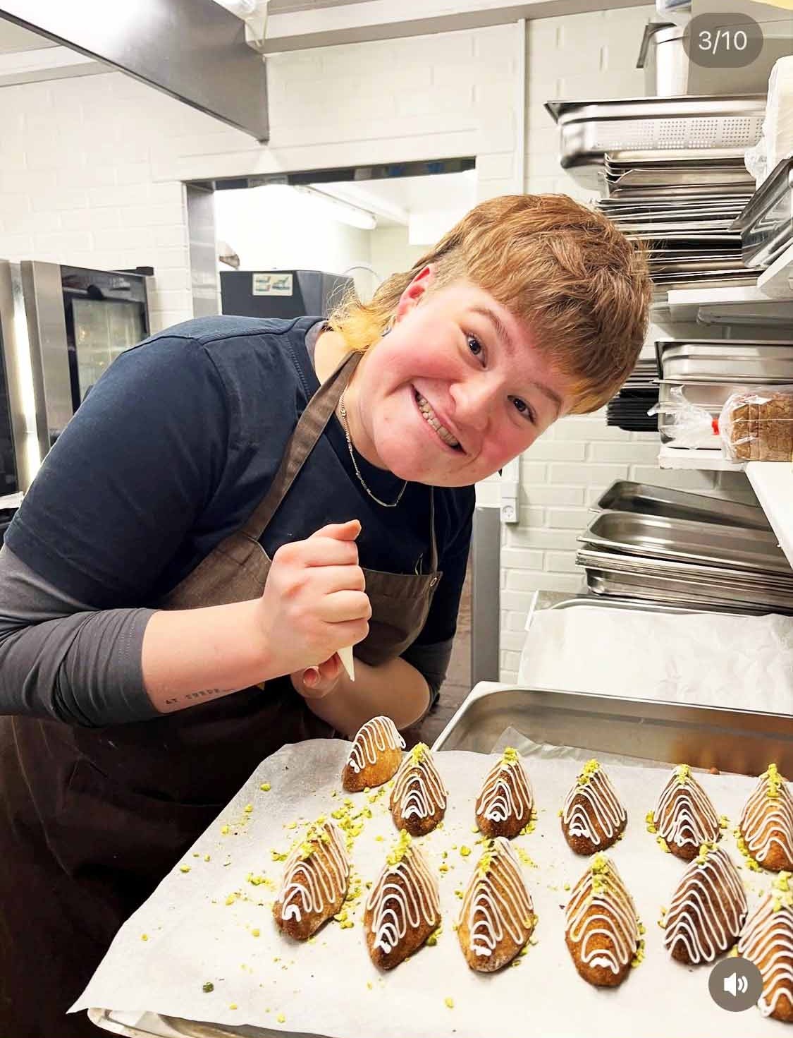 Emma Mølgaard Bech ses her i køkkenet på Løgumkloster Højskole.