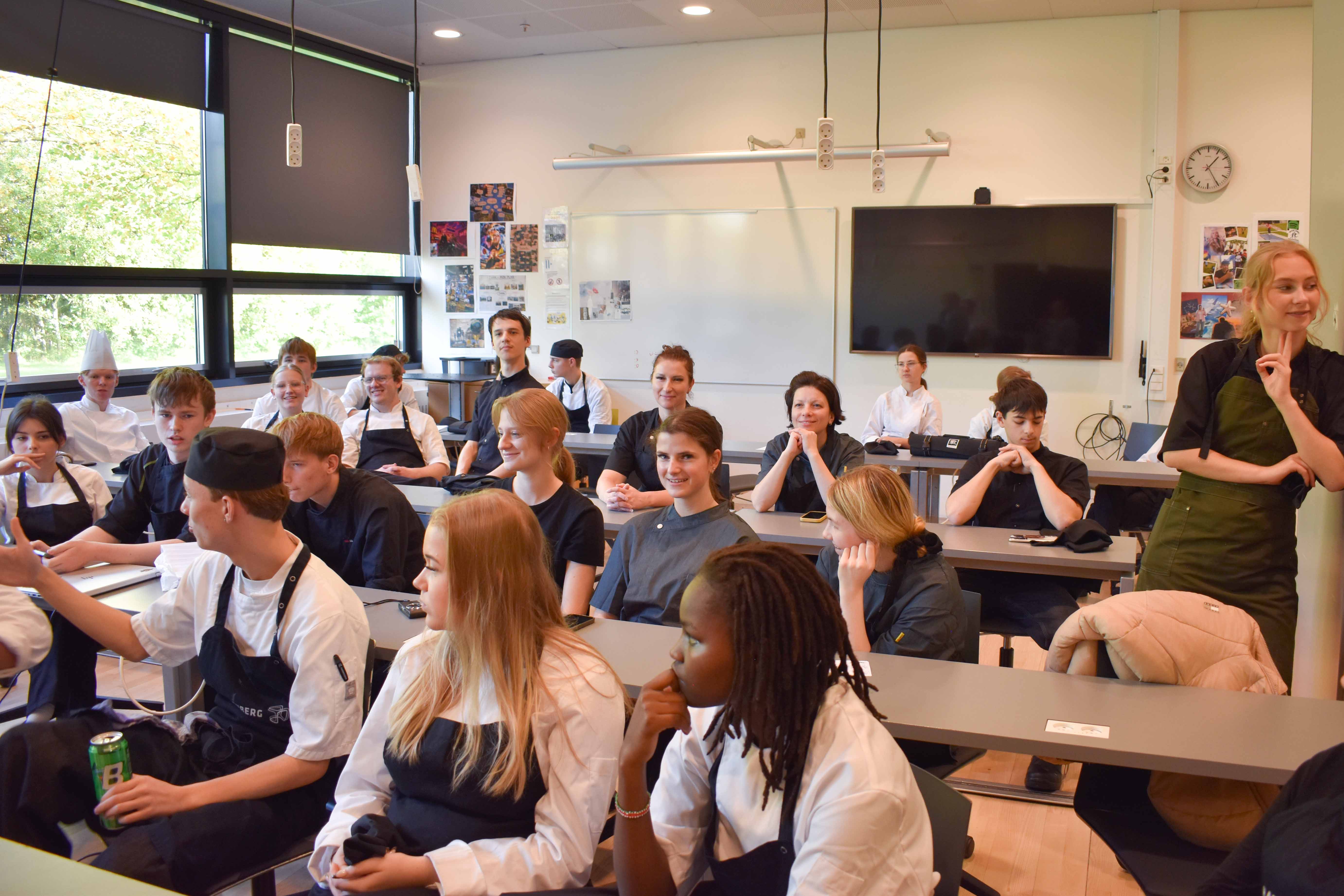 GF1 har besøg af elever fra Hotel School i Riga.