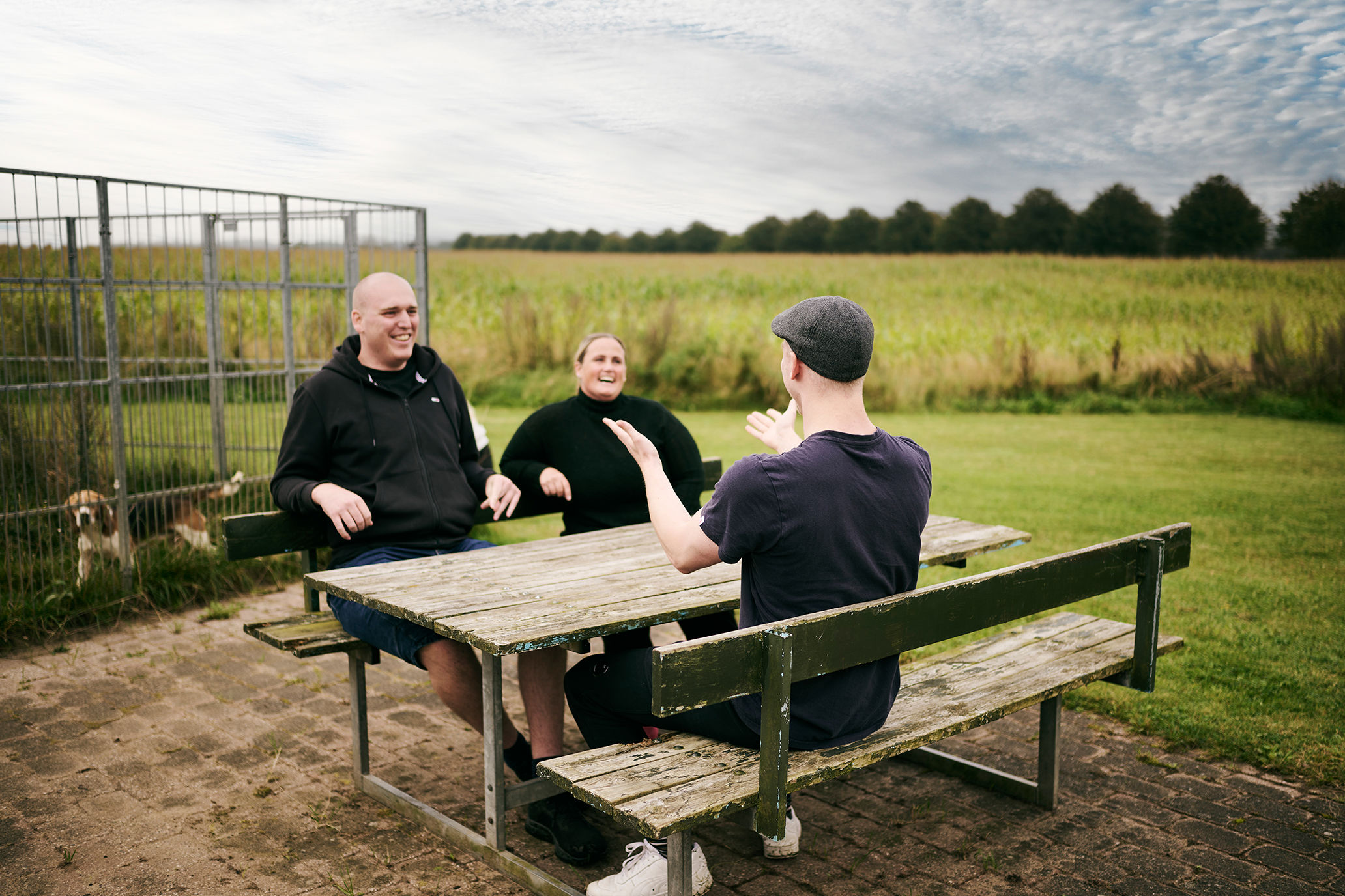 Med udsigt til grønne marker hygger eleverne i pausen på adressen i Vranderup.