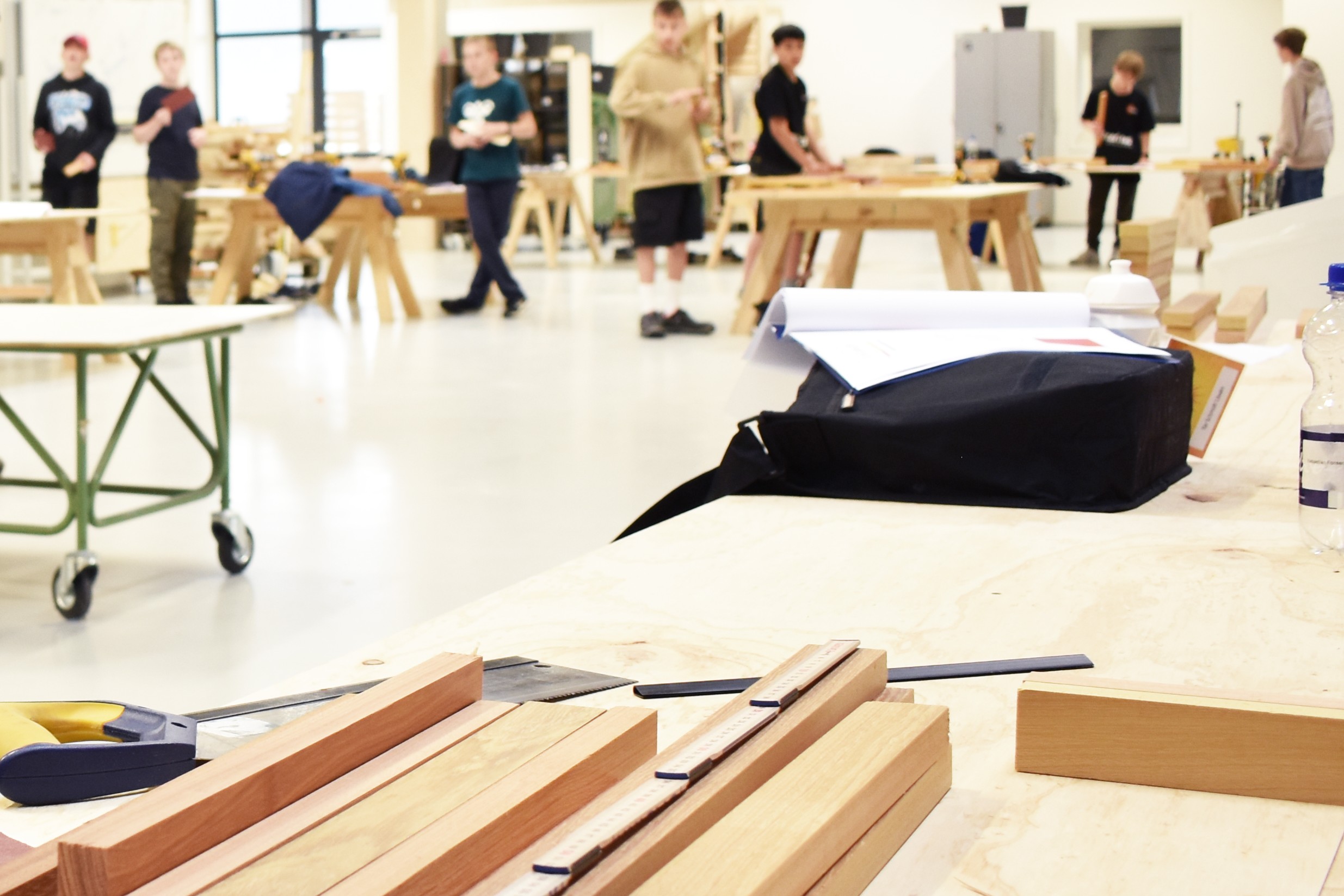 På SommerCampen Byg og Ræs prøver man forskelligt værktøj i tømrerværkstedet.