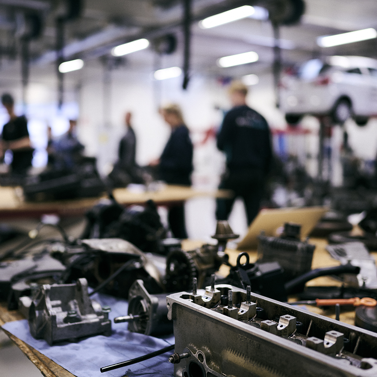 Eleverne har skilt en motor ad i autoværkstedet på skolens afdeling på C.F. Tietgens Vej.