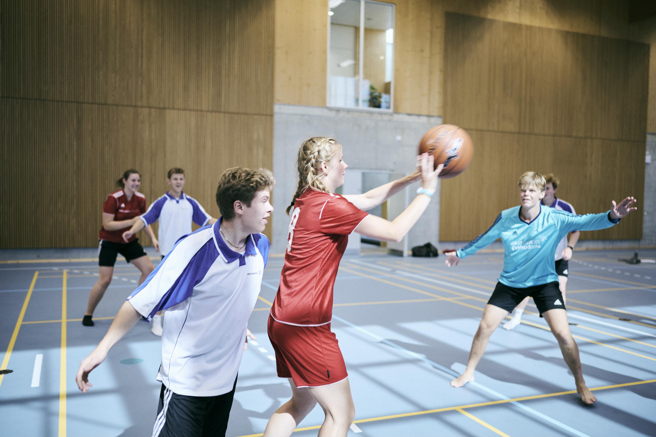 Nogle af eleverne på Hansenberg Tekniske Gymnasium spiller i skolens multihal, som de også ofte bruger i pauserne til badminton eller basket.