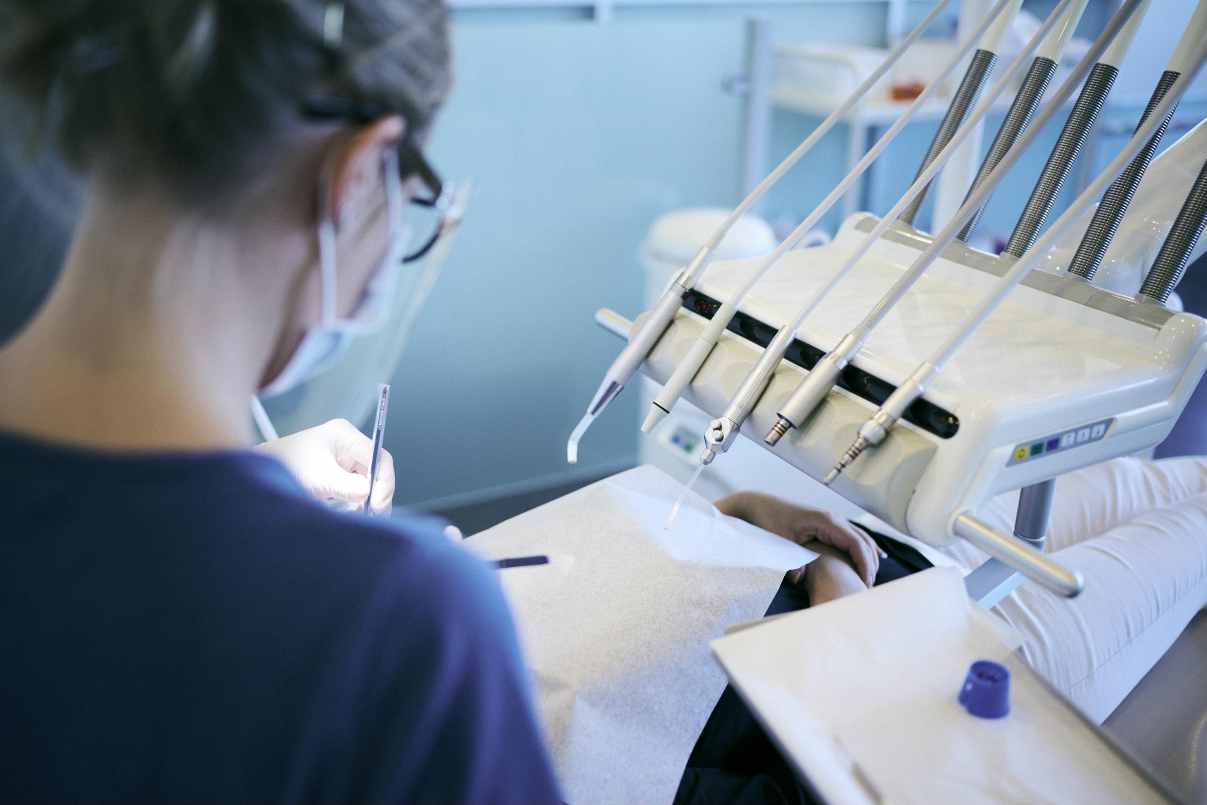 På Hansenbergs tandklinik findes noget af det samme udstyr, som eleverne på tandklinikassistentuddannelsen møder på de rigtige tandklinikker.