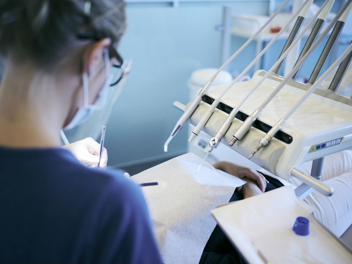 På Hansenbergs tandklinik findes noget af det samme udstyr, som eleverne på tandklinikassistentuddannelsen møder på de rigtige tandklinikker.