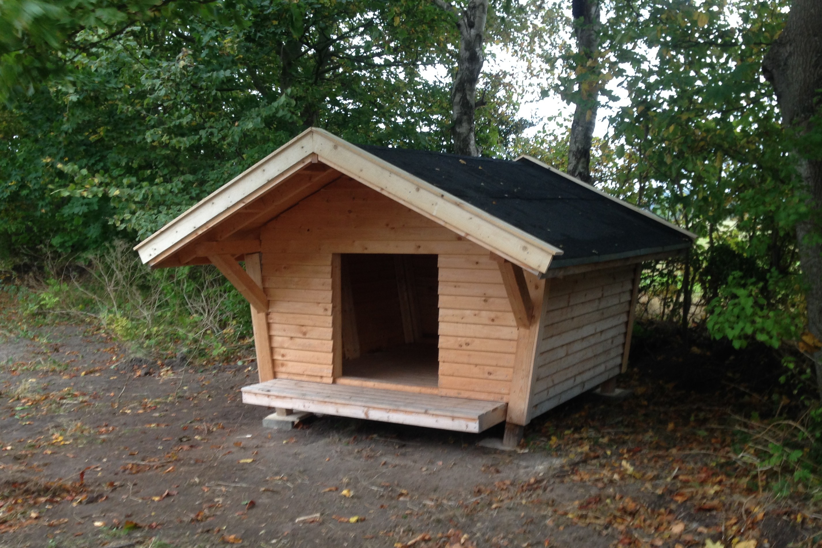 Tømrereleverne på Hansenberg bygger også shelters som denne, som du kan købe til rimelig pris.