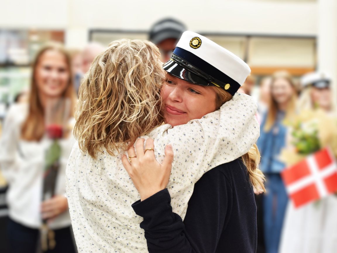 Nyudsprungen, lykkelig og lettet htx-student på Hansenberg Tekniske Gymnasium i Kolding, det er en glædelig begivenhed.
