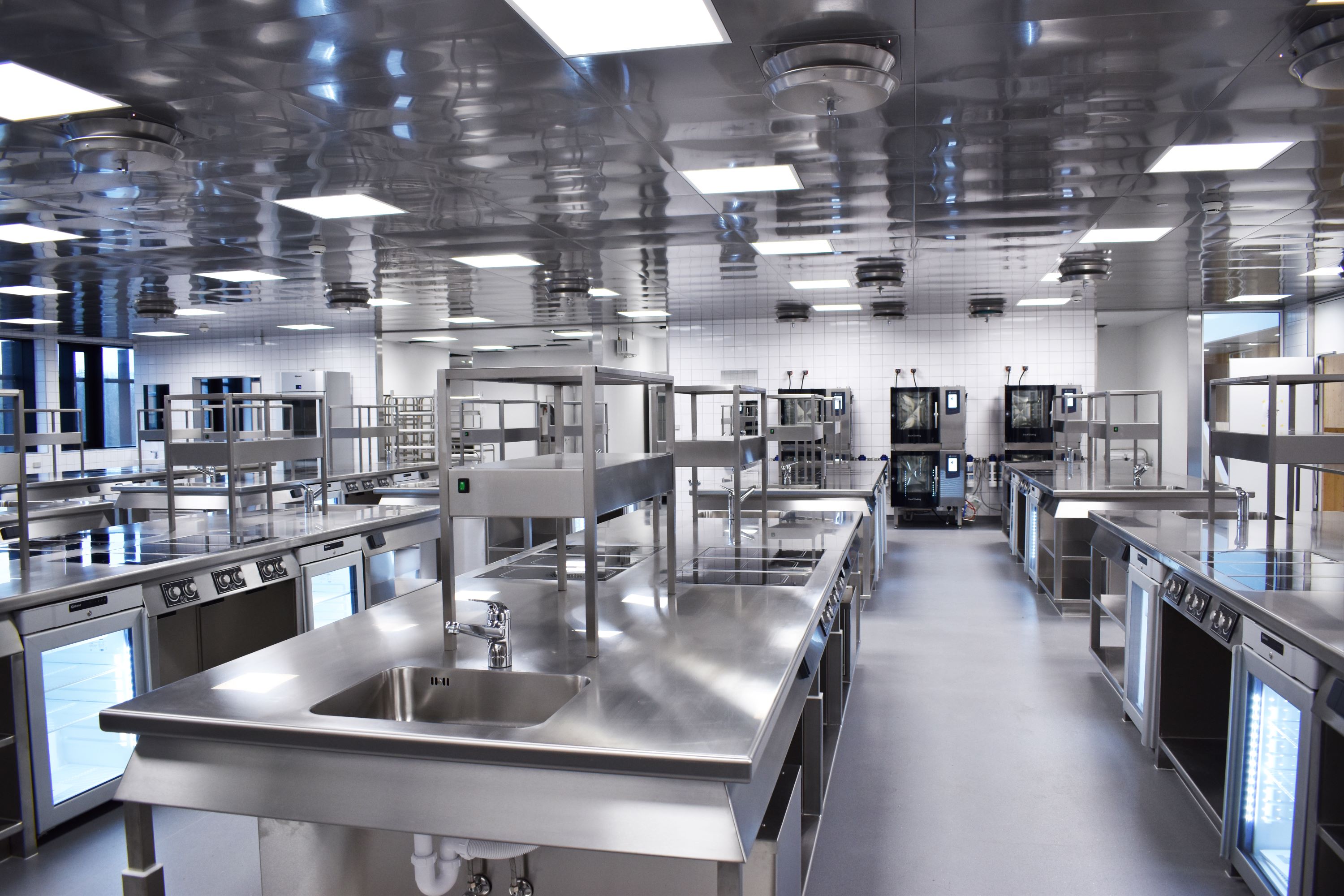 Undervisningskøkkenet på Skovvangen har både hæve- sænkeborde, induktionskogeplader og andet udstyr, der lever op til et moderne restaurantkøkken, som eleverne møder ude på deres lærepladser.