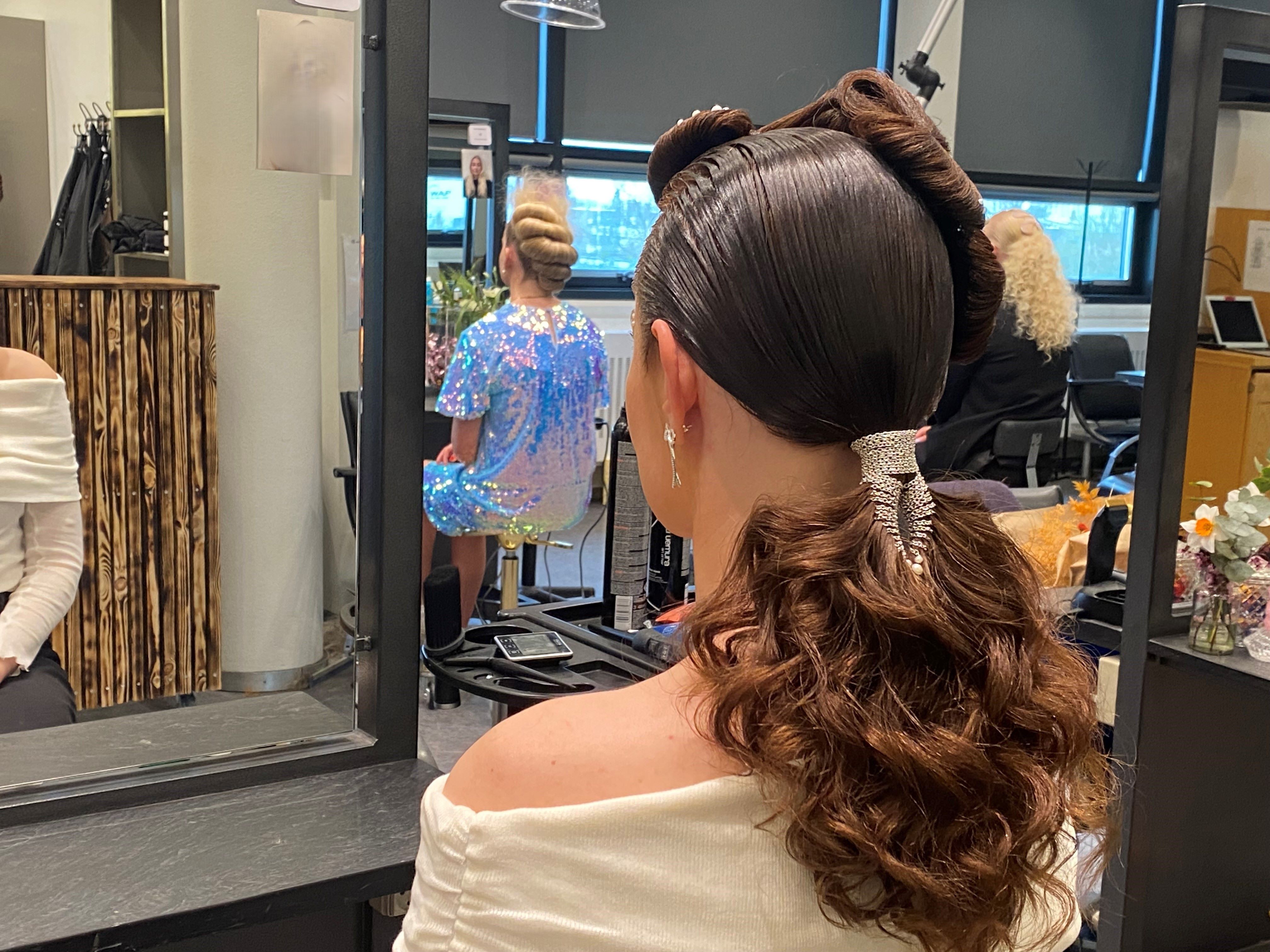 Elegant håropsætning (langthårsfrisering) på levende model skabt af frisørelev på Hansenberg