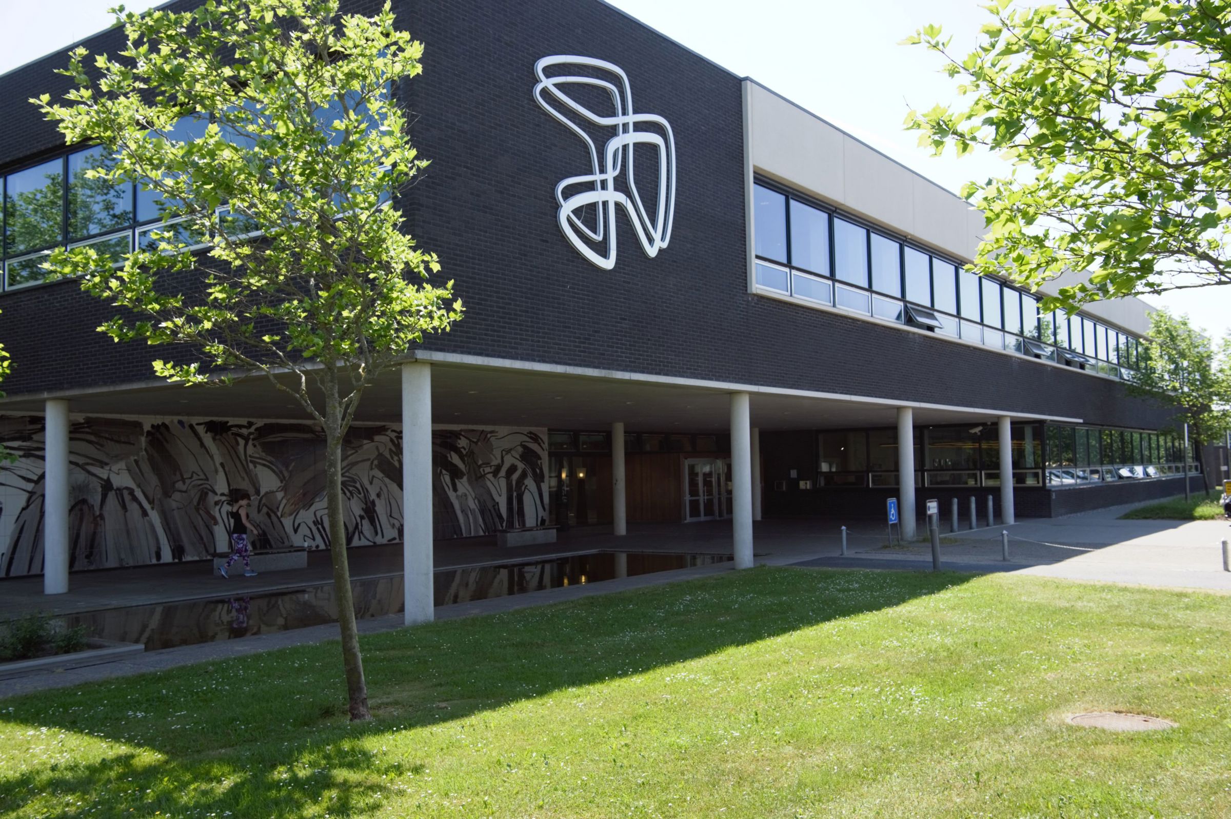 Hovedbygningen med Hansenbergs logo på skolens adresse Skovvangen 28 i Kolding.