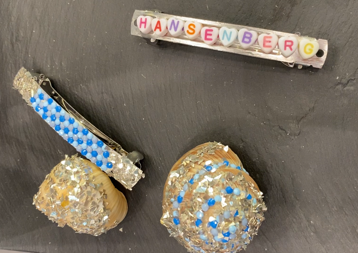 Nogle fine hårspænder som deltagere på BeautyCamp har lavet under SommerCamp på Hansenberg.