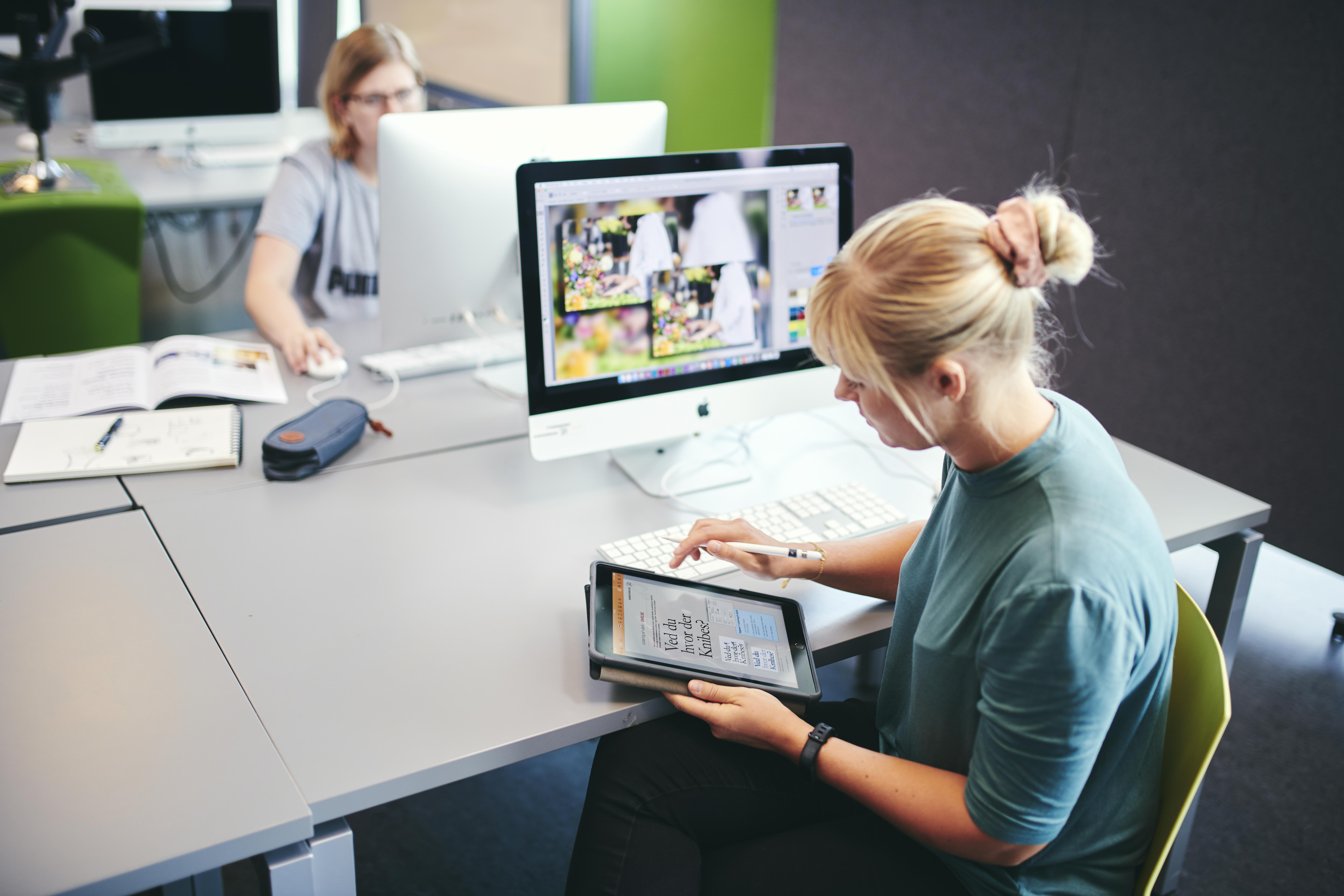 Mediegrafikereleverne arbejder nogle gange både på iPad og iMac.