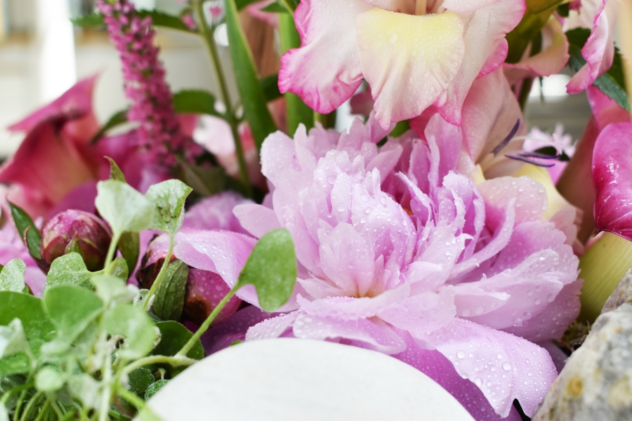 Friske blomster som disse, bliver ofte brugt i undervisningen, når skolens tjenerelever lærer at skabe smukke blomsterarrangementer.