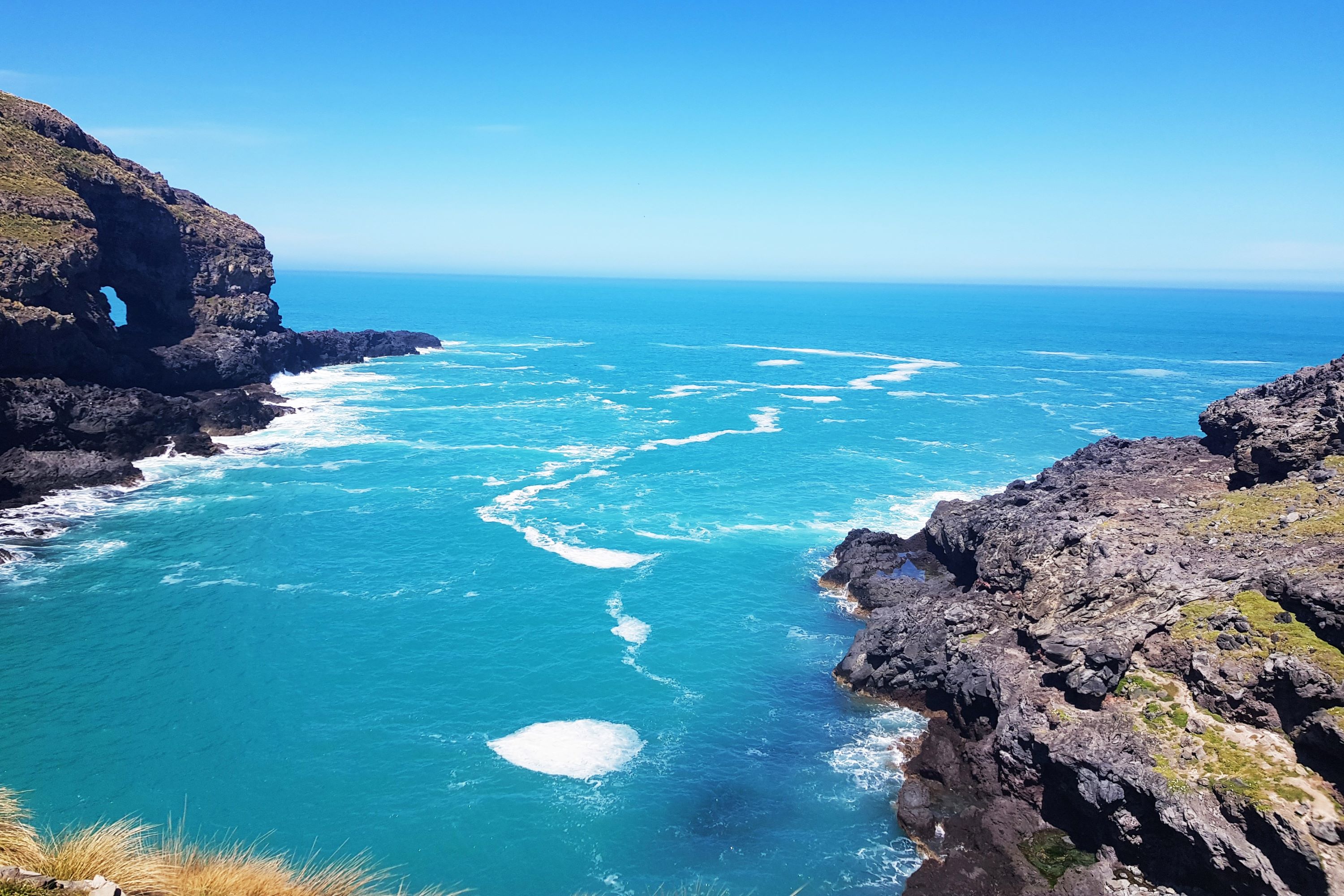 Billedet, som en elev på oplæring i udlandet har taget, viser et smukt blåt hav og rå klipper.